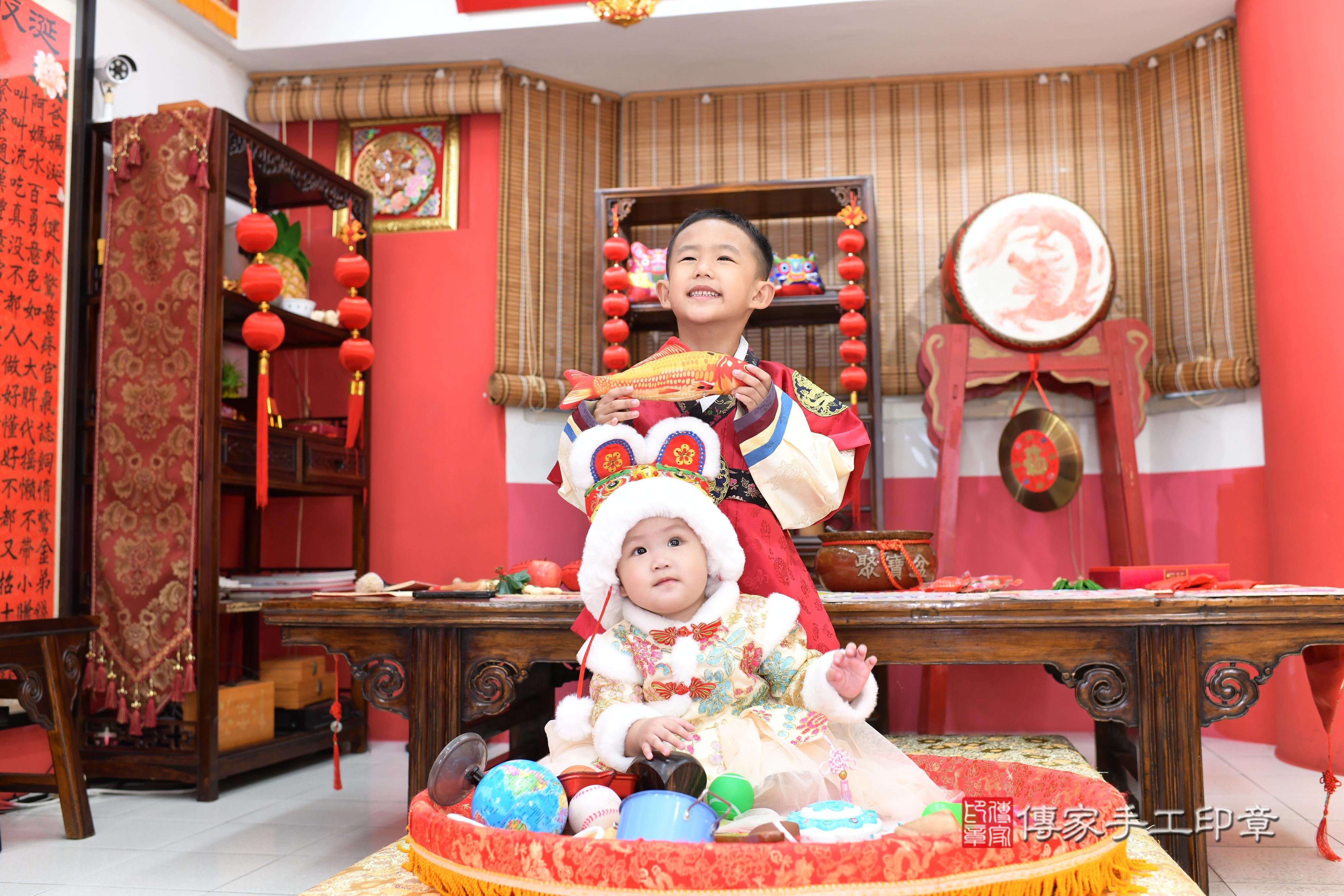 傳家手工印章高雄店、抓周、度脺、中國風會場、傳家嬰兒古禮、吉祥話、抓周道具物品24種、拍照。抓周證書。寶寶抓周、滿周歲、生日快樂、祝福