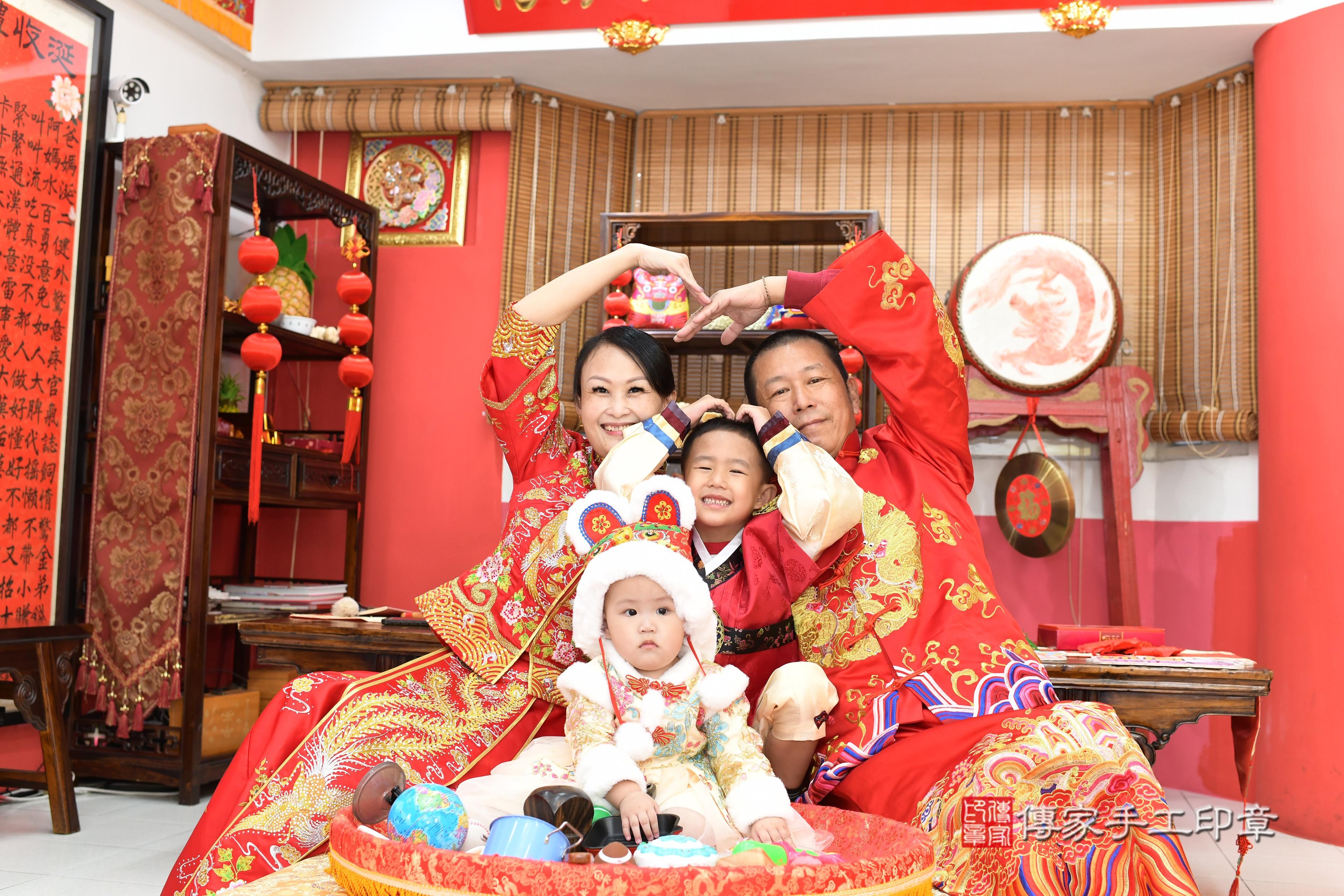 傳家手工印章高雄店、抓周、度脺、中國風會場、傳家嬰兒古禮、吉祥話、抓周道具物品24種、拍照。抓周證書。寶寶抓周、滿周歲、生日快樂、祝福