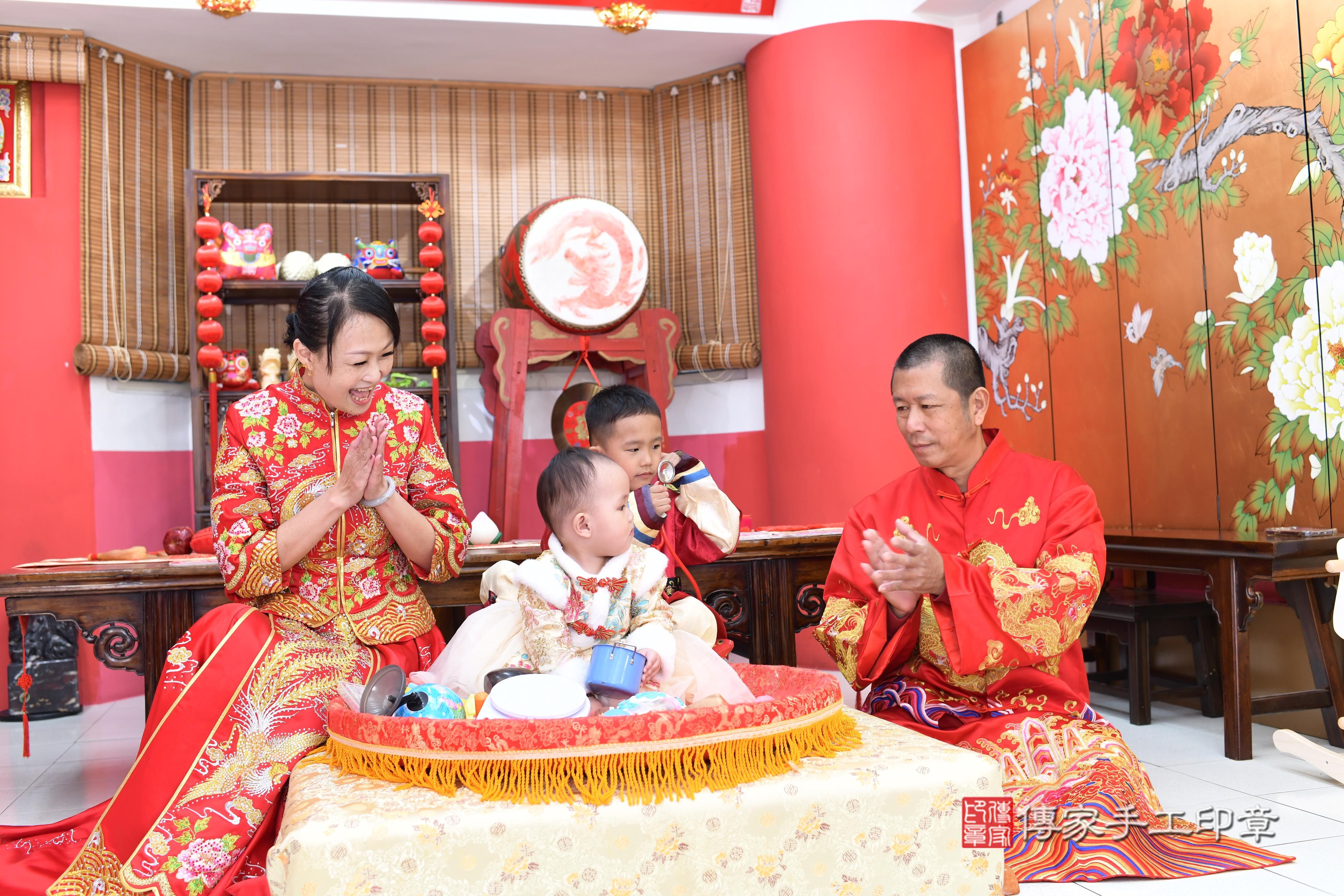 傳家手工印章高雄店、抓周、度脺、中國風會場、傳家嬰兒古禮、吉祥話、抓周道具物品24種、拍照。抓周證書。寶寶抓周、滿周歲、生日快樂、祝福