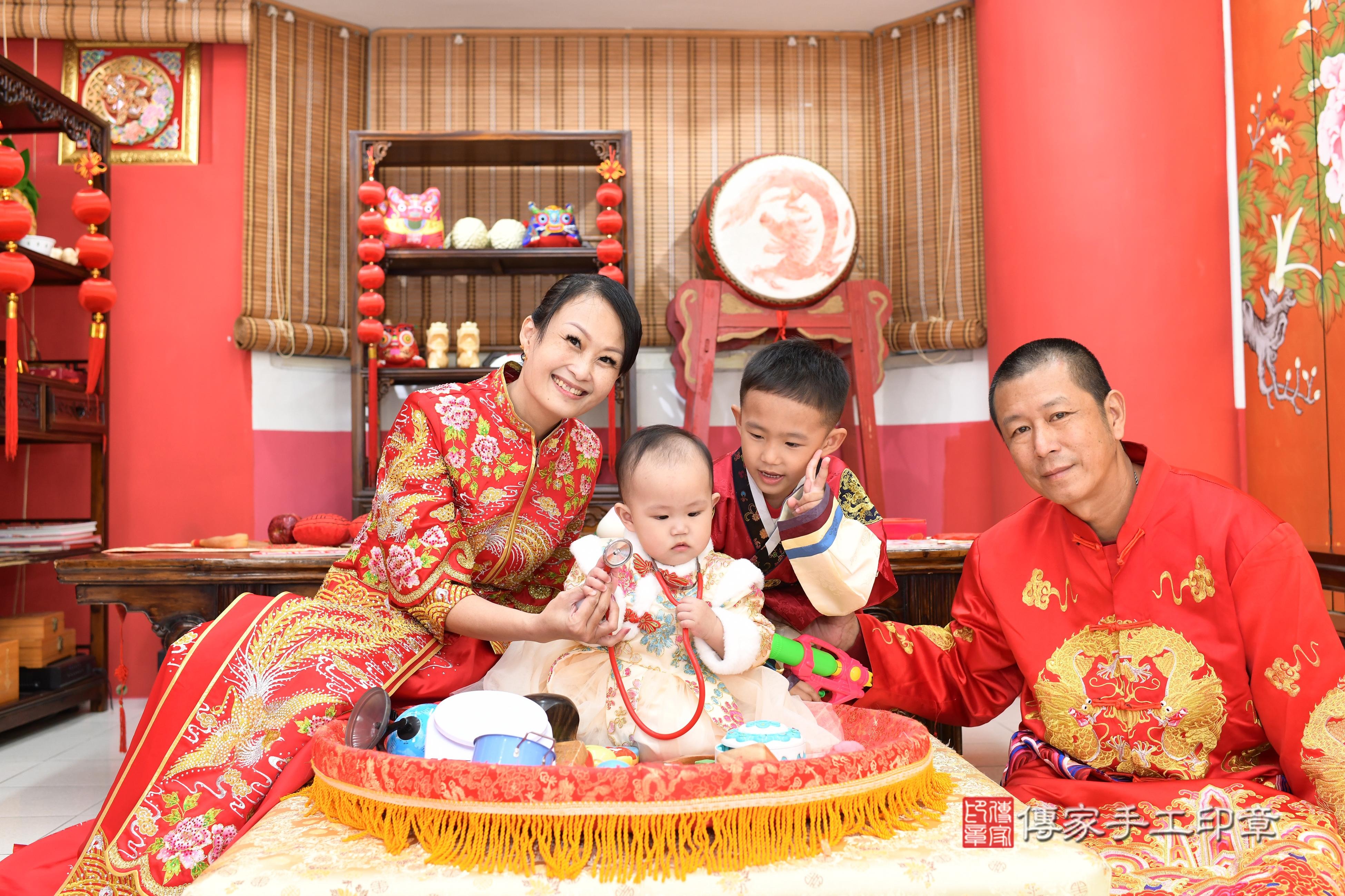 傳家手工印章高雄店、抓周、度脺、中國風會場、傳家嬰兒古禮、吉祥話、抓周道具物品24種、拍照。抓周證書。寶寶抓周、滿周歲、生日快樂、祝福