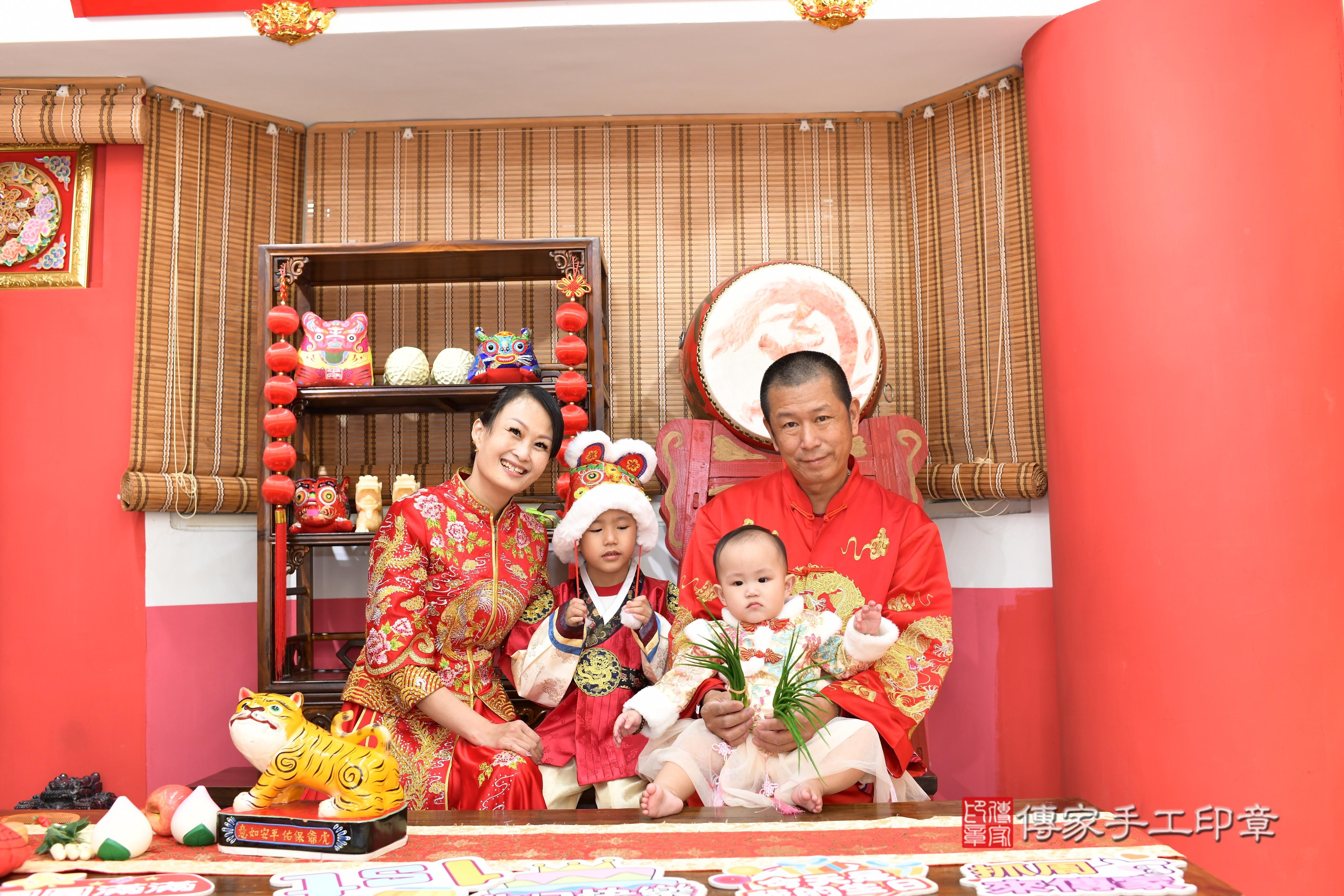 傳家手工印章高雄店、抓周、度脺、中國風會場、傳家嬰兒古禮、吉祥話、抓周道具物品24種、拍照。抓周證書。寶寶抓周、滿周歲、生日快樂、祝福