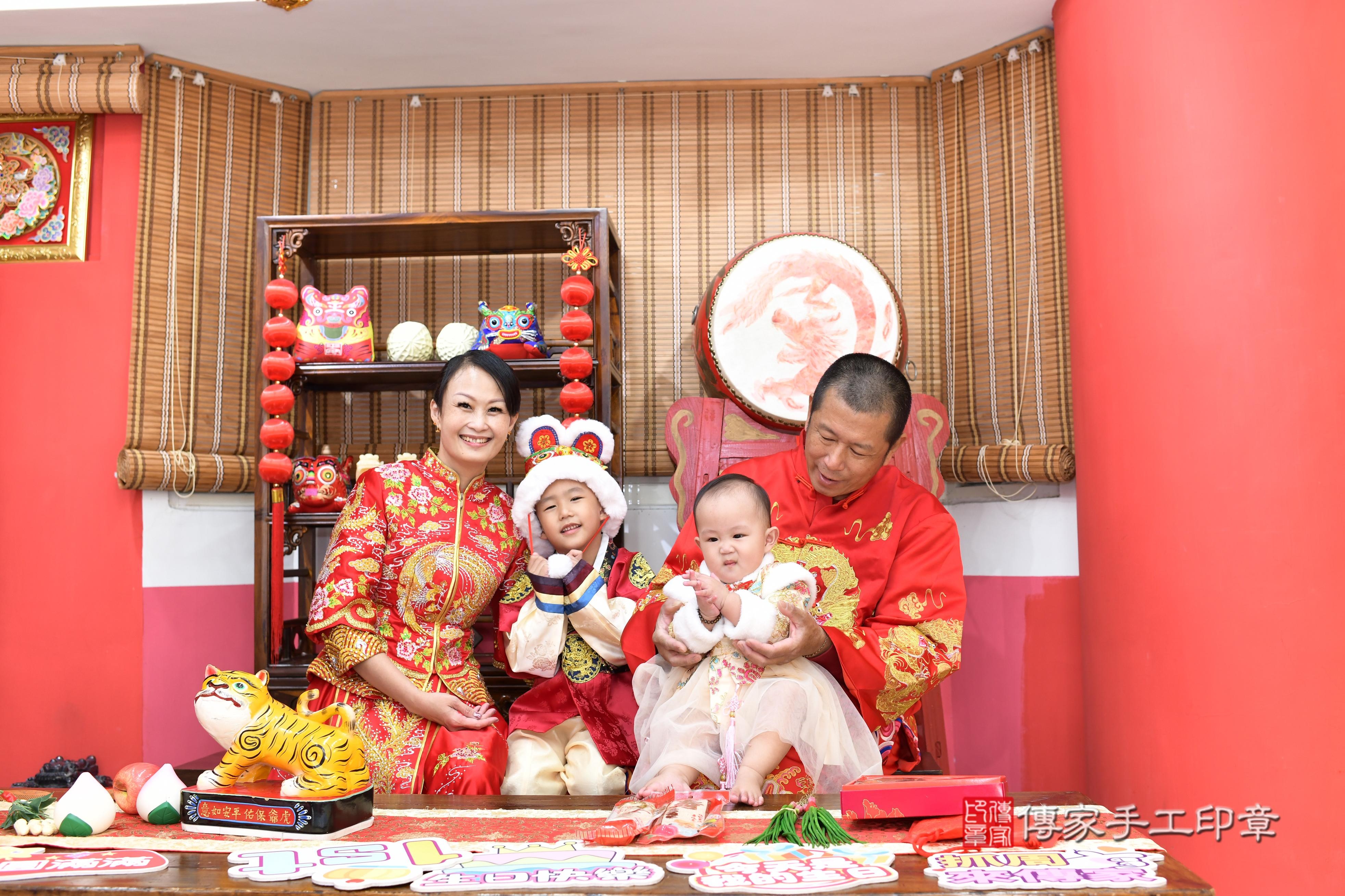 傳家手工印章高雄店、抓周、度脺、中國風會場、傳家嬰兒古禮、吉祥話、抓周道具物品24種、拍照。抓周證書。寶寶抓周、滿周歲、生日快樂、祝福