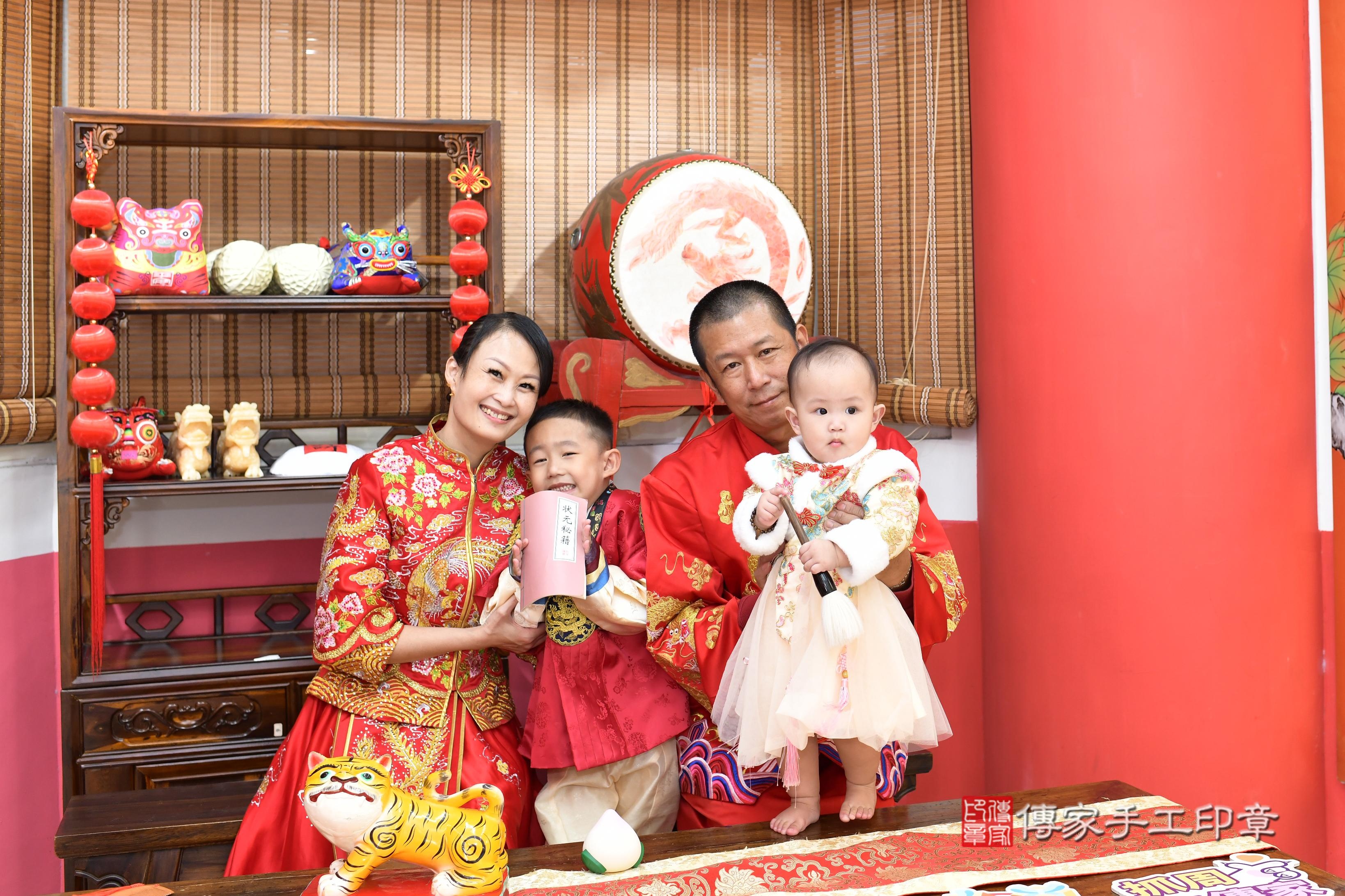 傳家手工印章高雄店、抓周、度脺、中國風會場、傳家嬰兒古禮、吉祥話、抓周道具物品24種、拍照。抓周證書。寶寶抓周、滿周歲、生日快樂、祝福