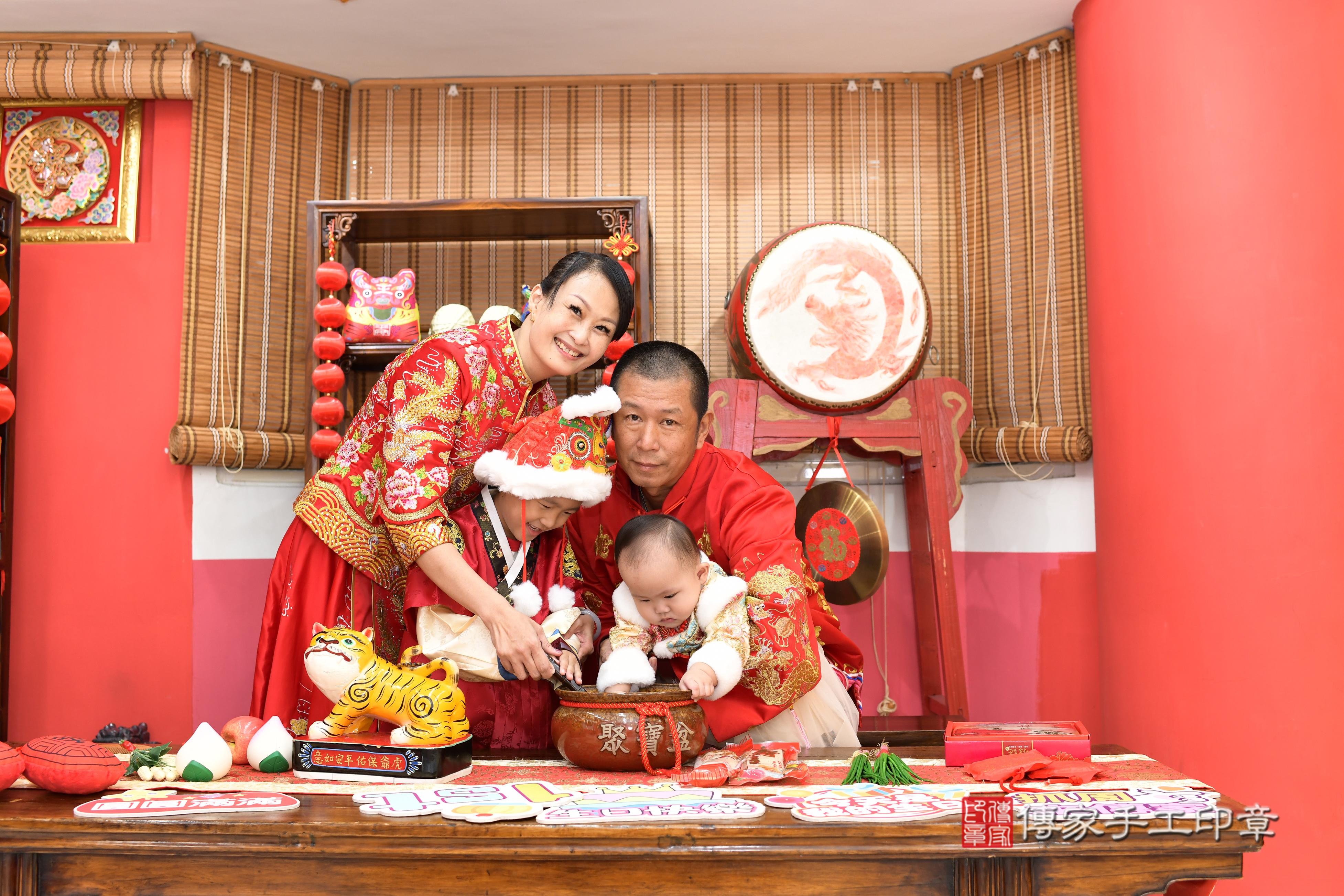 傳家手工印章高雄店、抓周、度脺、中國風會場、傳家嬰兒古禮、吉祥話、抓周道具物品24種、拍照。抓周證書。寶寶抓周、滿周歲、生日快樂、祝福