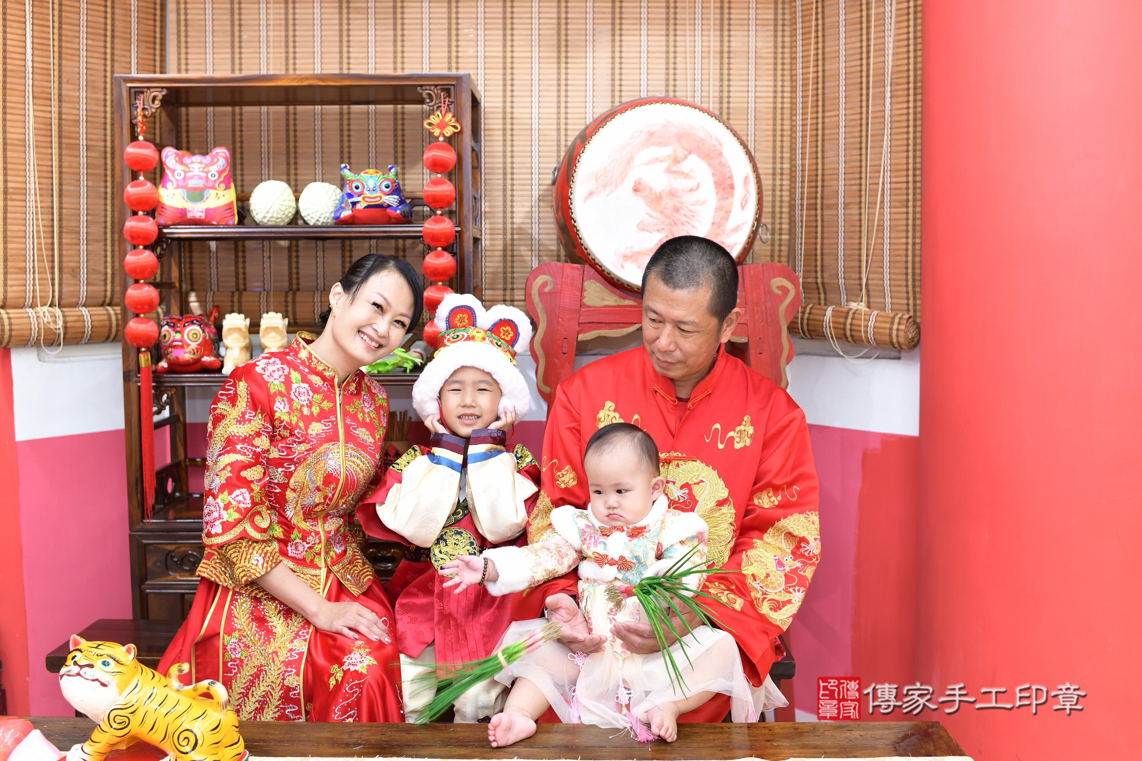 傳家手工印章高雄店、抓周、度脺、中國風會場、傳家嬰兒古禮、吉祥話、抓周道具物品24種、拍照。抓周證書。寶寶抓周、滿周歲、生日快樂、祝福