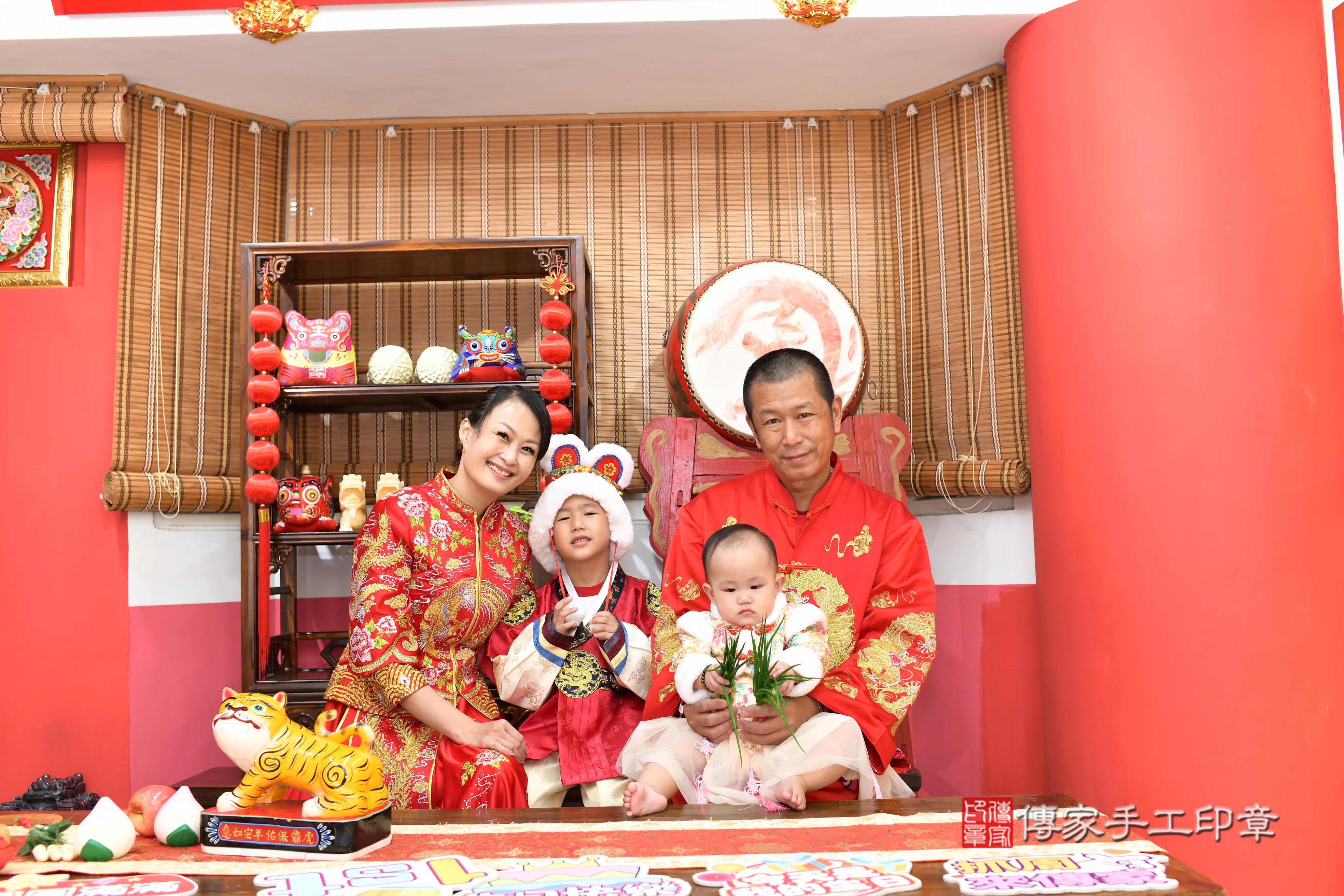 傳家手工印章高雄店、抓周、度脺、中國風會場、傳家嬰兒古禮、吉祥話、抓周道具物品24種、拍照。抓周證書。寶寶抓周、滿周歲、生日快樂、祝福