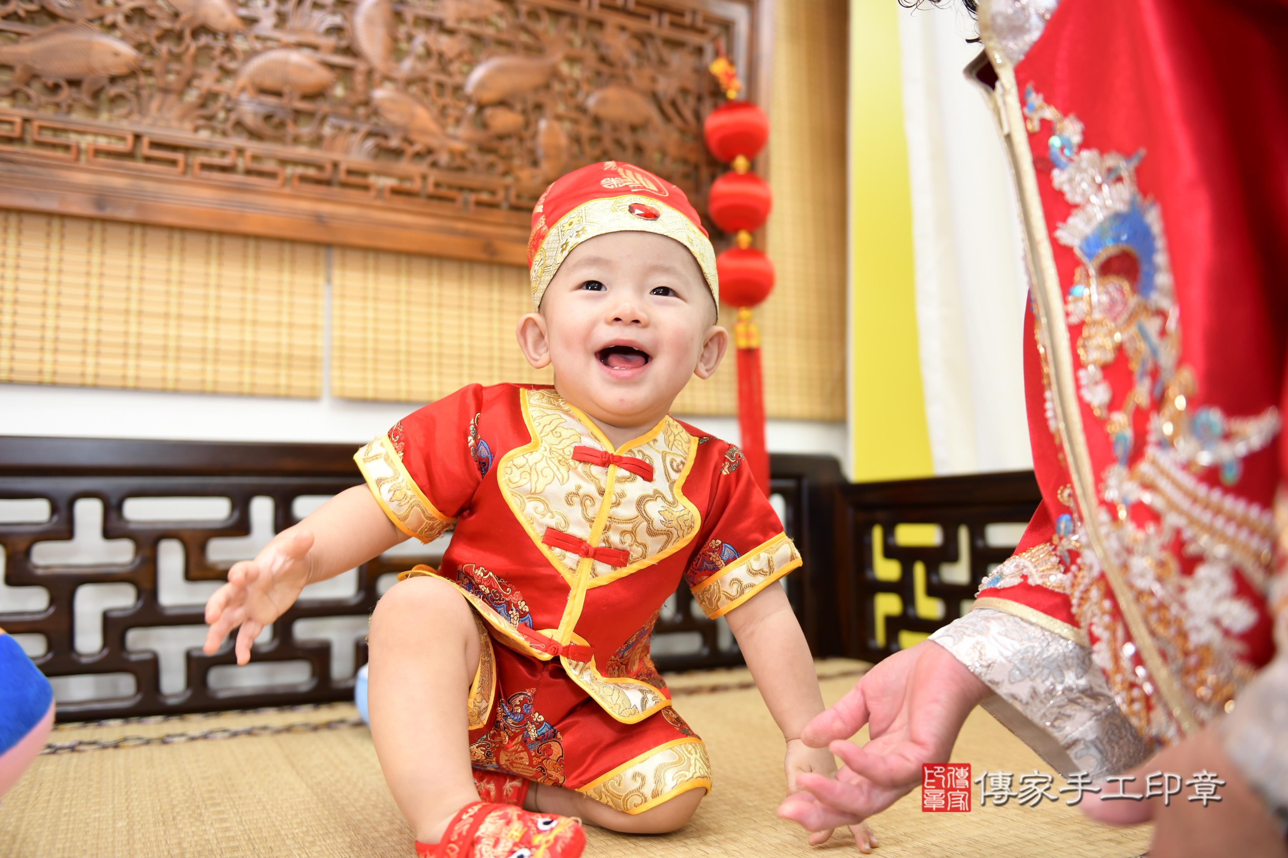 傳家手工印章台南店、抓周、度脺、美式風會場、傳家嬰兒古禮、吉祥話、抓周道具物品24種、拍照。抓周證書。寶寶抓周、滿周歲、生日快樂、祝福 傳家手工印章台南店、抓周、度脺、美式風會場、傳家嬰兒古禮、吉祥話、抓周道具物品24種、拍照。抓周證書。寶寶抓周、滿周歲、生日快樂、祝福