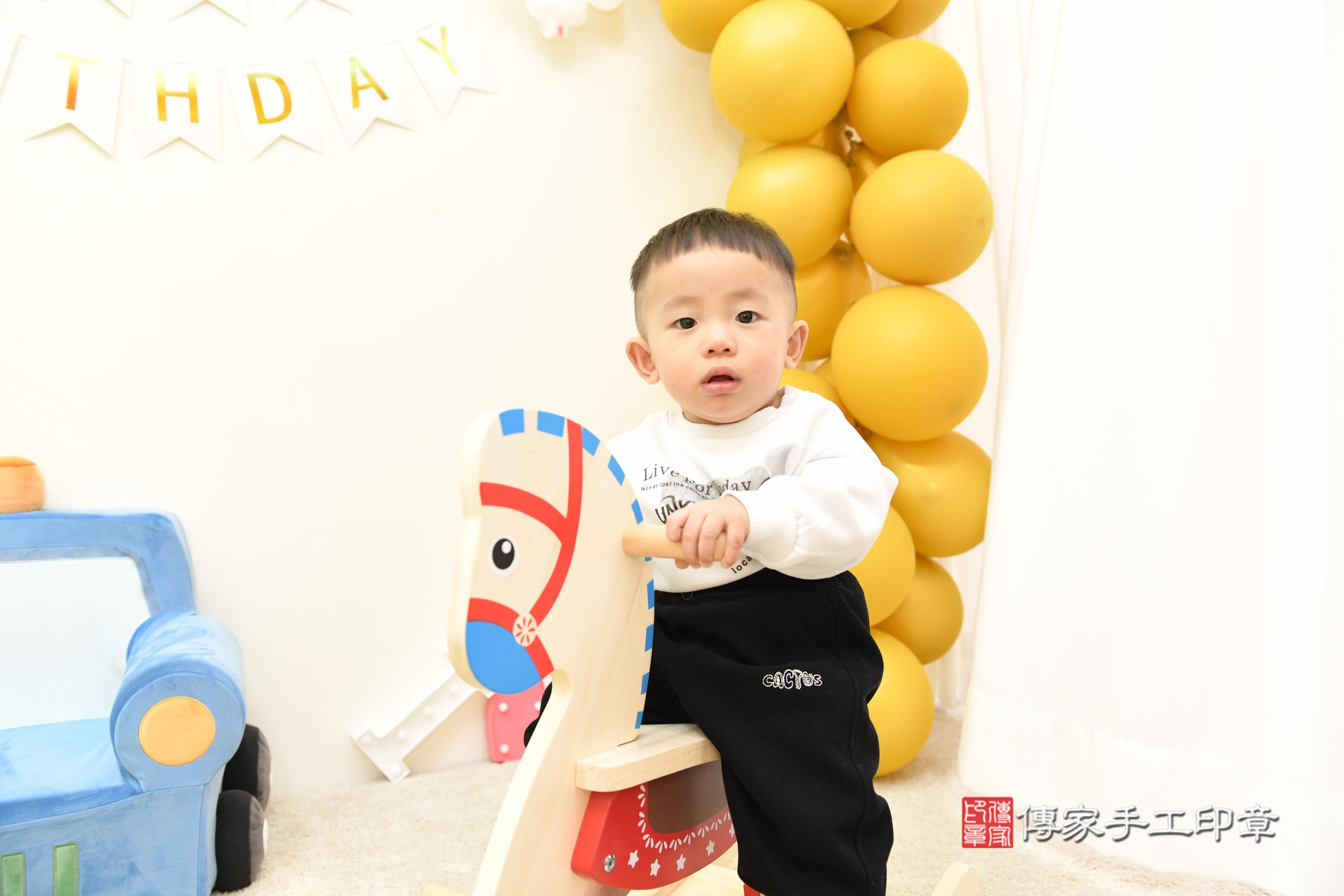 傳家手工印章台南店、抓周、度脺、美式風會場、傳家嬰兒古禮、吉祥話、抓周道具物品24種、拍照。抓周證書。寶寶抓周、滿周歲、生日快樂、祝福 傳家手工印章台南店、抓周、度脺、美式風會場、傳家嬰兒古禮、吉祥話、抓周道具物品24種、拍照。抓周證書。寶寶抓周、滿周歲、生日快樂、祝福