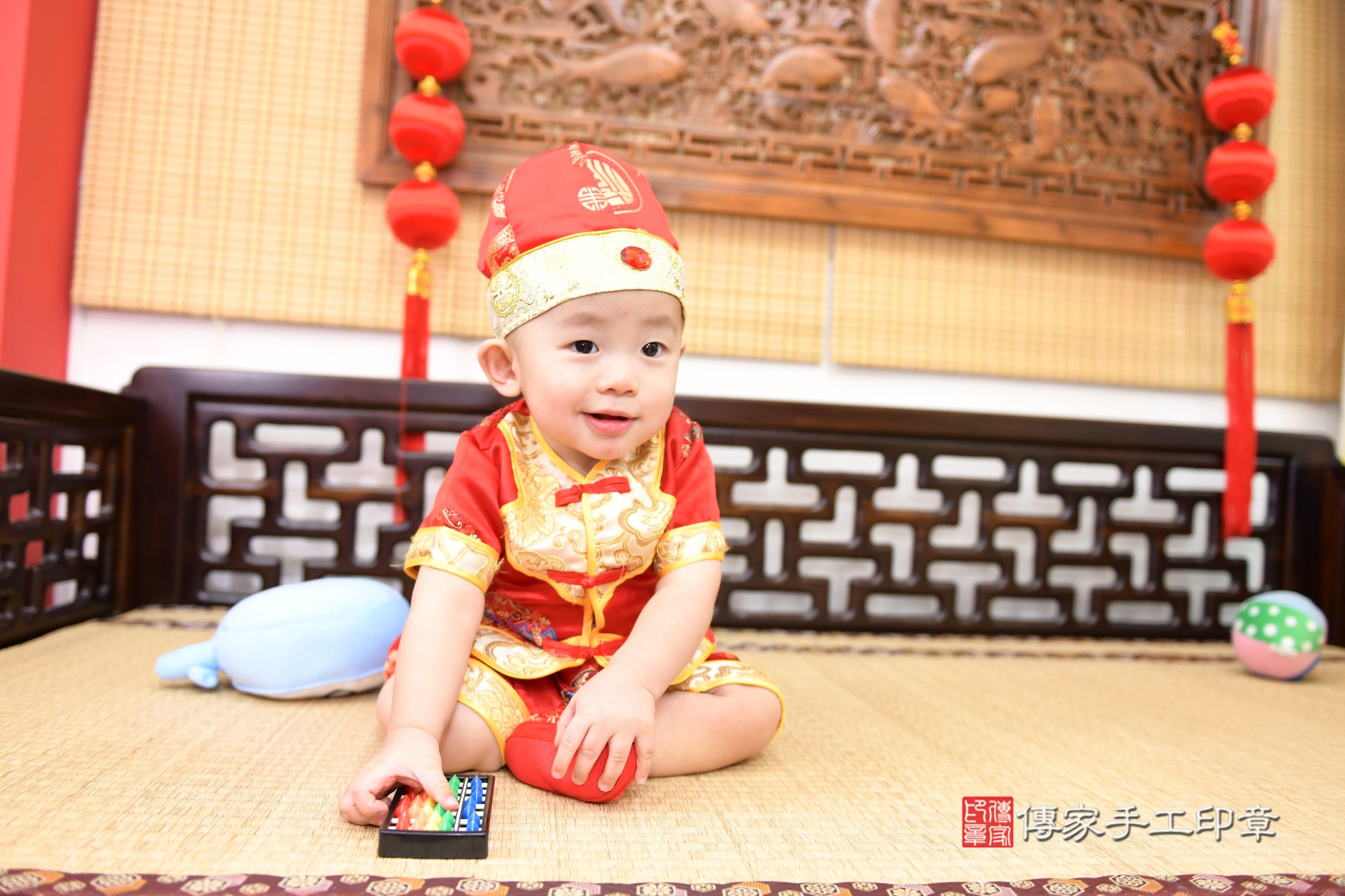 傳家手工印章台南店、抓周、度脺、美式風會場、傳家嬰兒古禮、吉祥話、抓周道具物品24種、拍照。抓周證書。寶寶抓周、滿周歲、生日快樂、祝福 傳家手工印章台南店、抓周、度脺、美式風會場、傳家嬰兒古禮、吉祥話、抓周道具物品24種、拍照。抓周證書。寶寶抓周、滿周歲、生日快樂、祝福