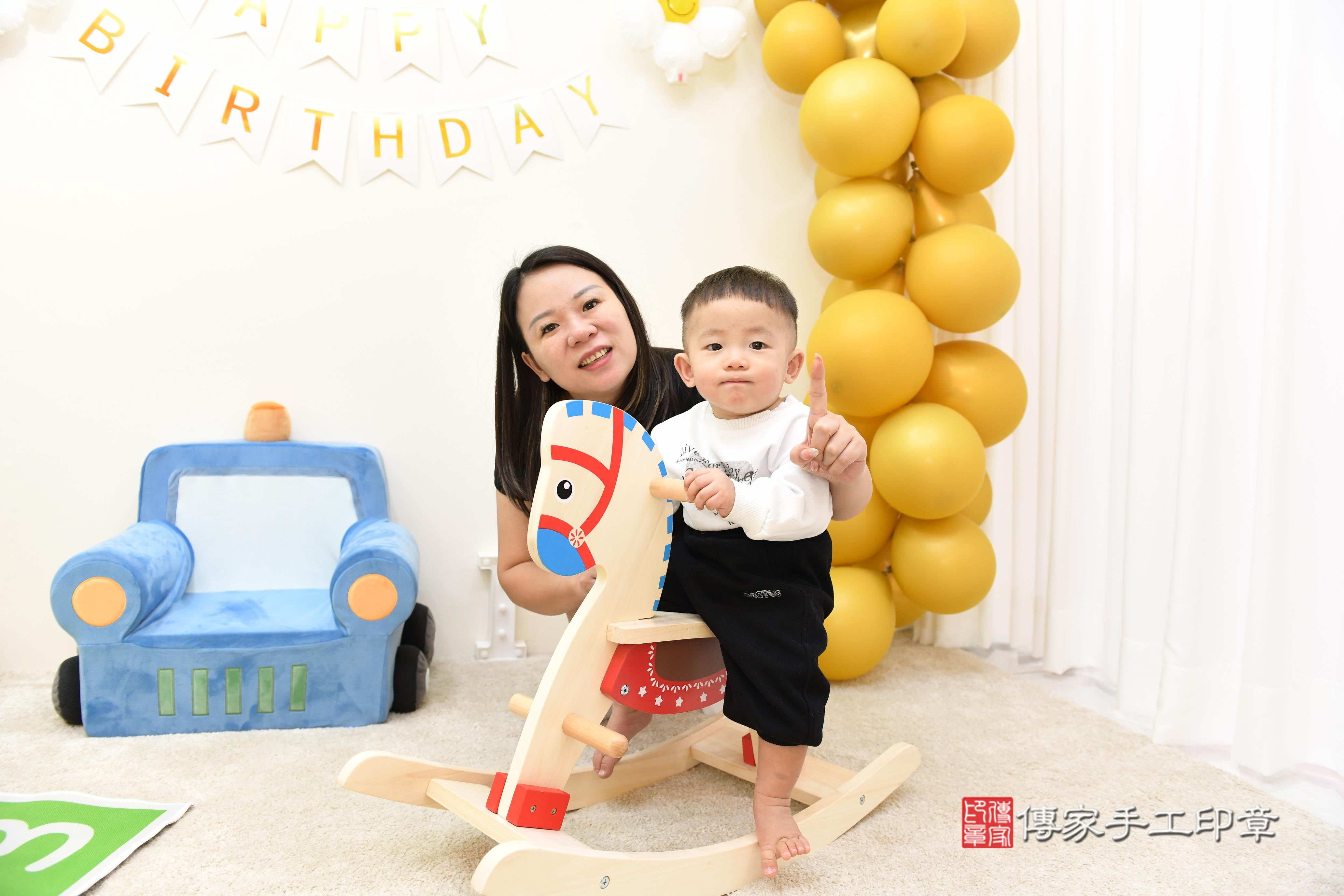 傳家手工印章台南店、抓周、度脺、美式風會場、傳家嬰兒古禮、吉祥話、抓周道具物品24種、拍照。抓周證書。寶寶抓周、滿周歲、生日快樂、祝福 傳家手工印章台南店、抓周、度脺、美式風會場、傳家嬰兒古禮、吉祥話、抓周道具物品24種、拍照。抓周證書。寶寶抓周、滿周歲、生日快樂、祝福