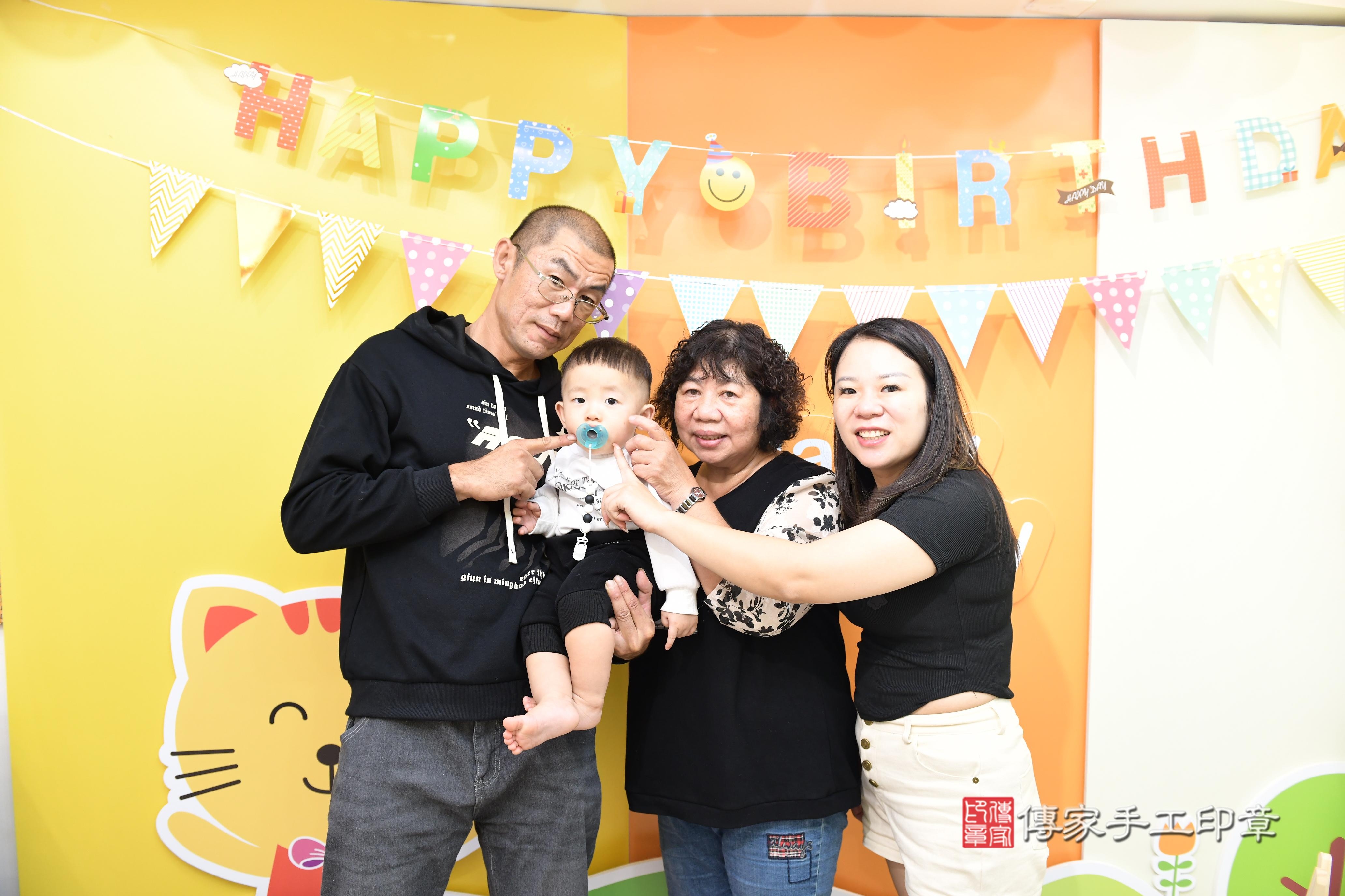 傳家手工印章台南店、抓周、度脺、美式風會場、傳家嬰兒古禮、吉祥話、抓周道具物品24種、拍照。抓周證書。寶寶抓周、滿周歲、生日快樂、祝福 傳家手工印章台南店、抓周、度脺、美式風會場、傳家嬰兒古禮、吉祥話、抓周道具物品24種、拍照。抓周證書。寶寶抓周、滿周歲、生日快樂、祝福