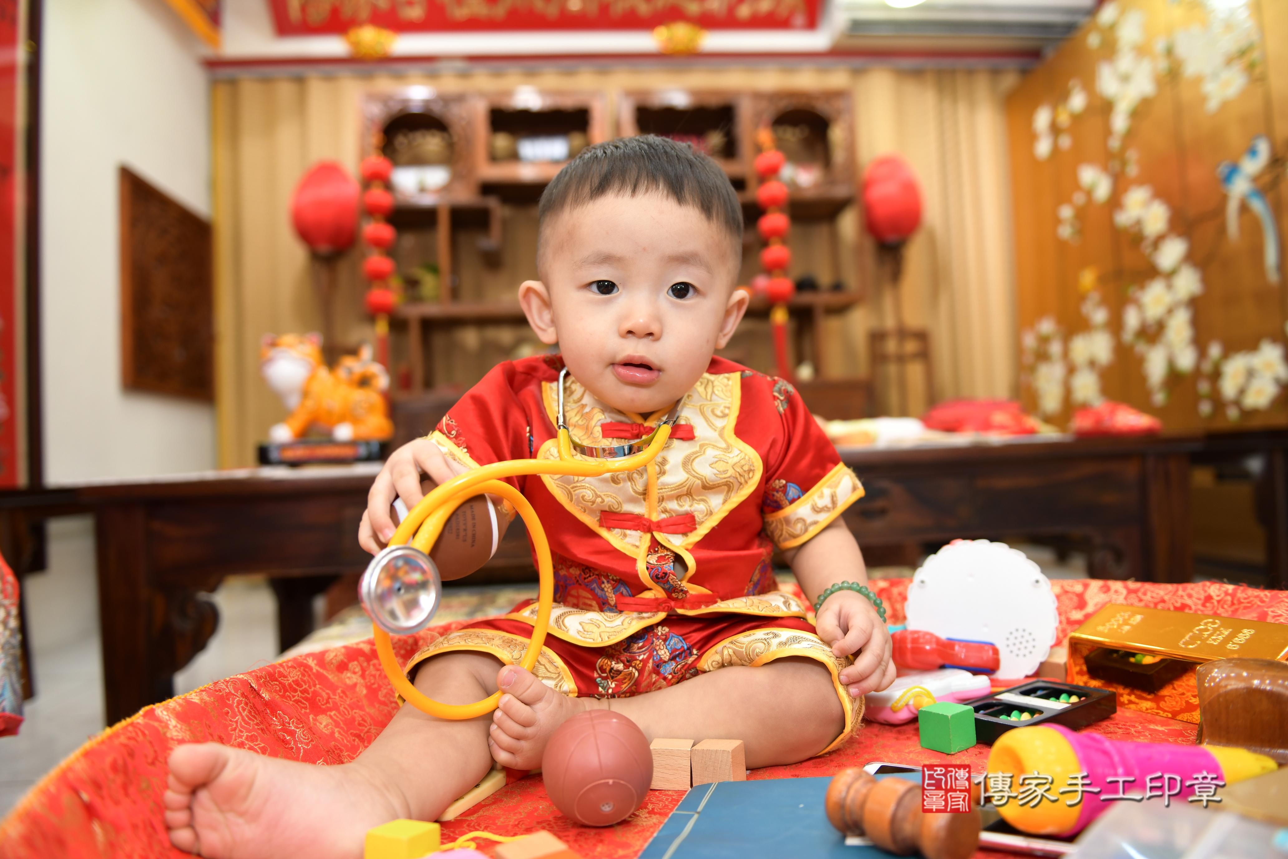 傳家手工印章台南店、抓周、度脺、美式風會場、傳家嬰兒古禮、吉祥話、抓周道具物品24種、拍照。抓周證書。寶寶抓周、滿周歲、生日快樂、祝福 傳家手工印章台南店、抓周、度脺、美式風會場、傳家嬰兒古禮、吉祥話、抓周道具物品24種、拍照。抓周證書。寶寶抓周、滿周歲、生日快樂、祝福