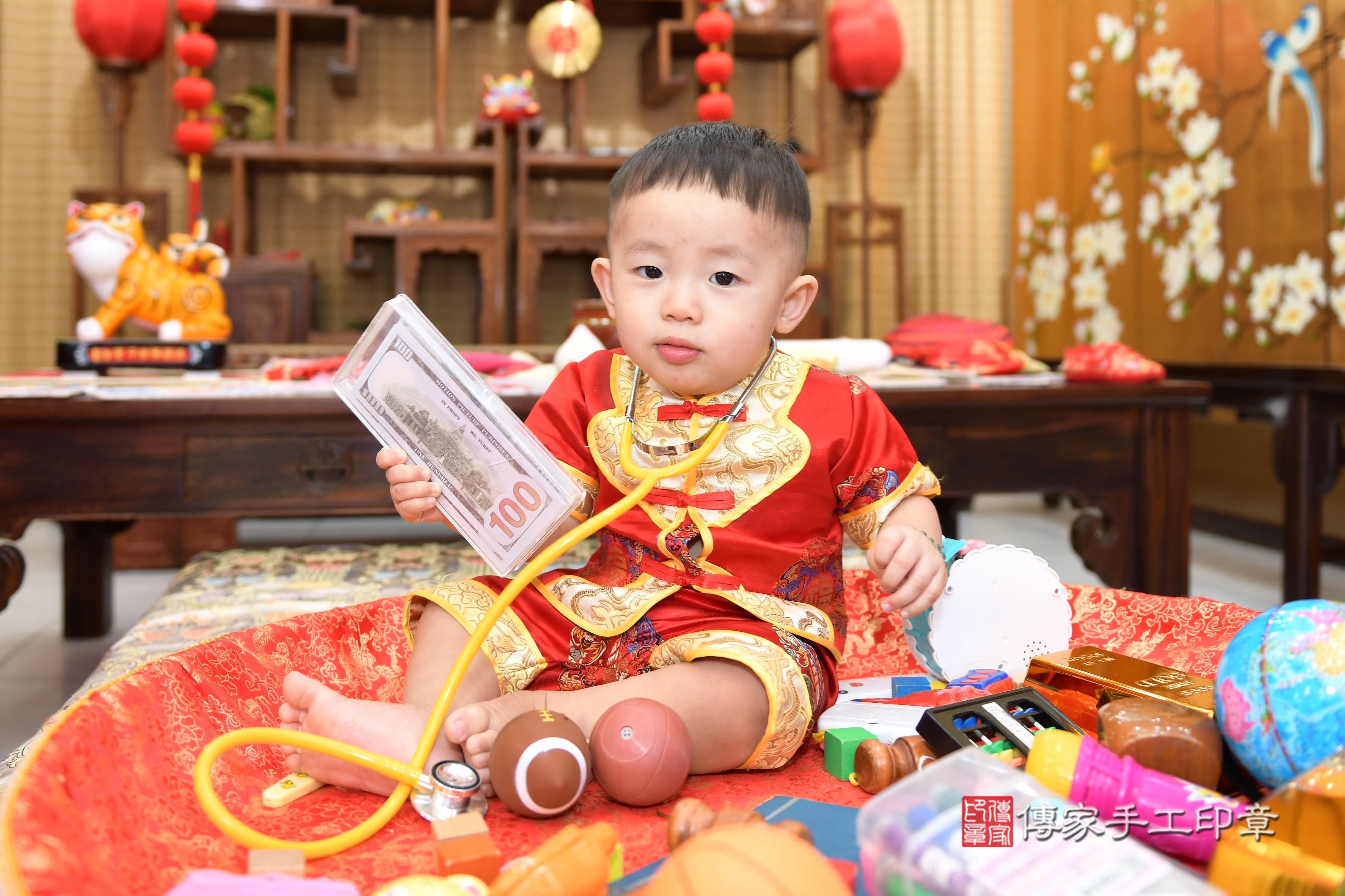 傳家手工印章台南店、抓周、度脺、美式風會場、傳家嬰兒古禮、吉祥話、抓周道具物品24種、拍照。抓周證書。寶寶抓周、滿周歲、生日快樂、祝福 傳家手工印章台南店、抓周、度脺、美式風會場、傳家嬰兒古禮、吉祥話、抓周道具物品24種、拍照。抓周證書。寶寶抓周、滿周歲、生日快樂、祝福