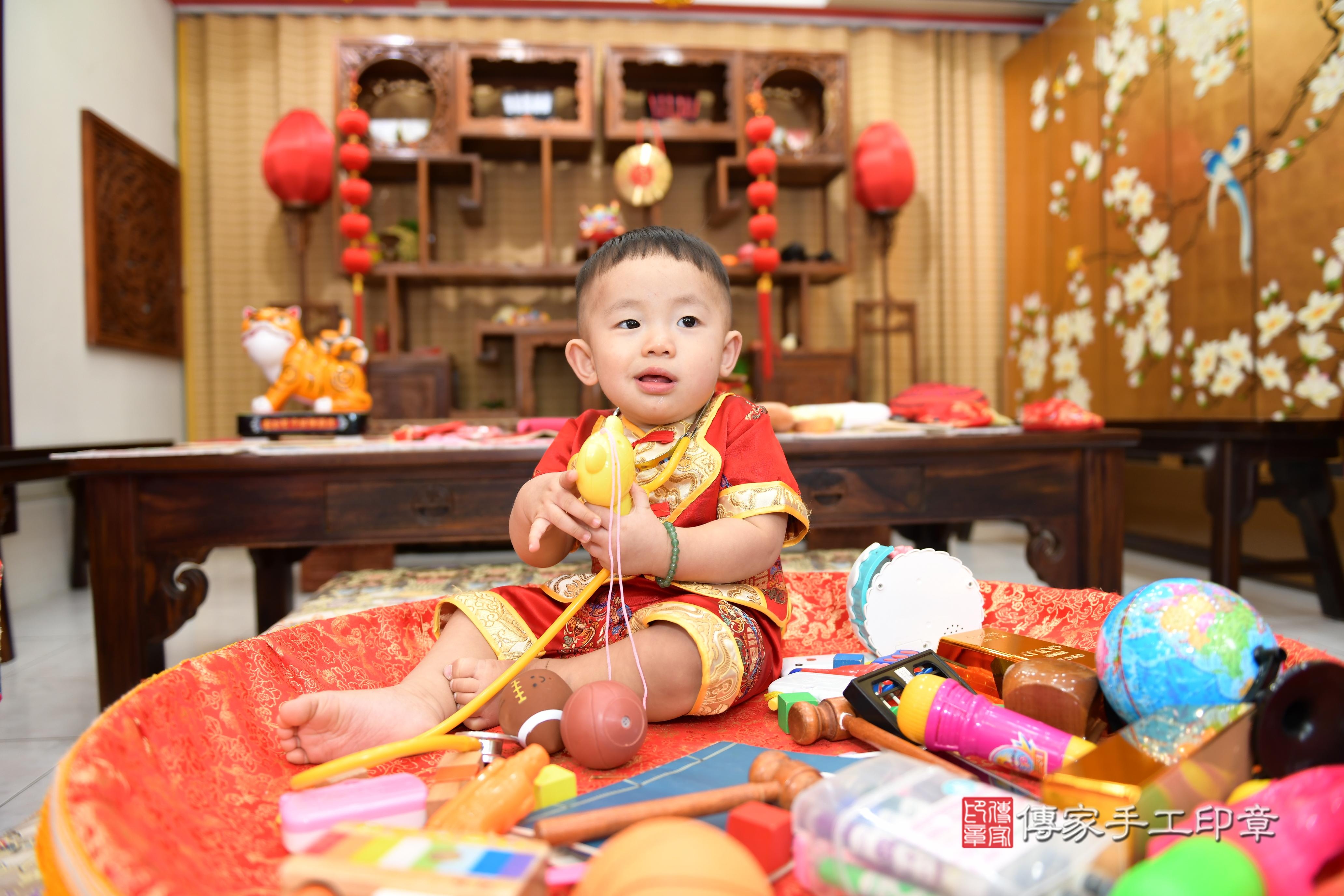 傳家手工印章台南店、抓周、度脺、美式風會場、傳家嬰兒古禮、吉祥話、抓周道具物品24種、拍照。抓周證書。寶寶抓周、滿周歲、生日快樂、祝福 傳家手工印章台南店、抓周、度脺、美式風會場、傳家嬰兒古禮、吉祥話、抓周道具物品24種、拍照。抓周證書。寶寶抓周、滿周歲、生日快樂、祝福