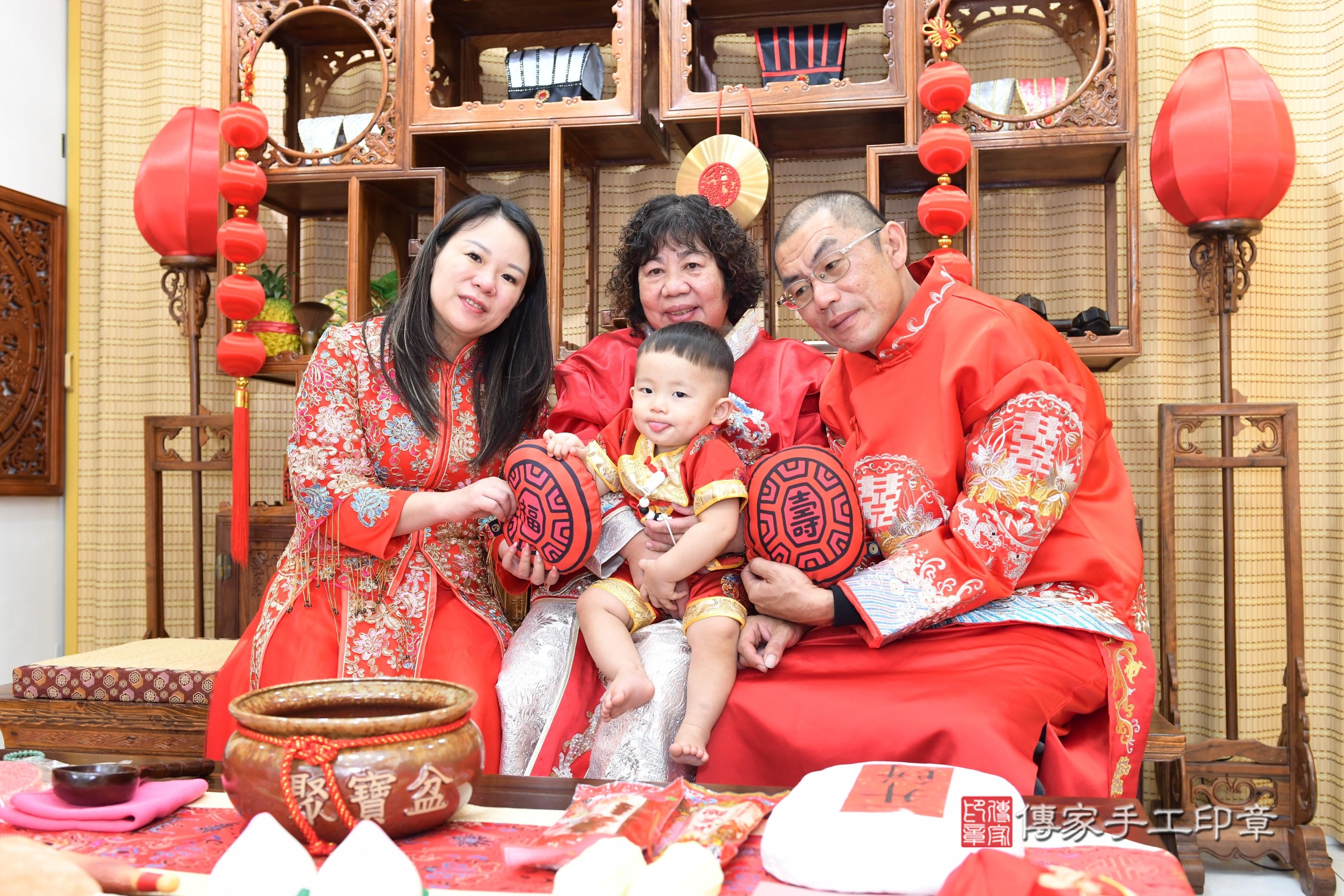 傳家手工印章台南店、抓周、度脺、美式風會場、傳家嬰兒古禮、吉祥話、抓周道具物品24種、拍照。抓周證書。寶寶抓周、滿周歲、生日快樂、祝福