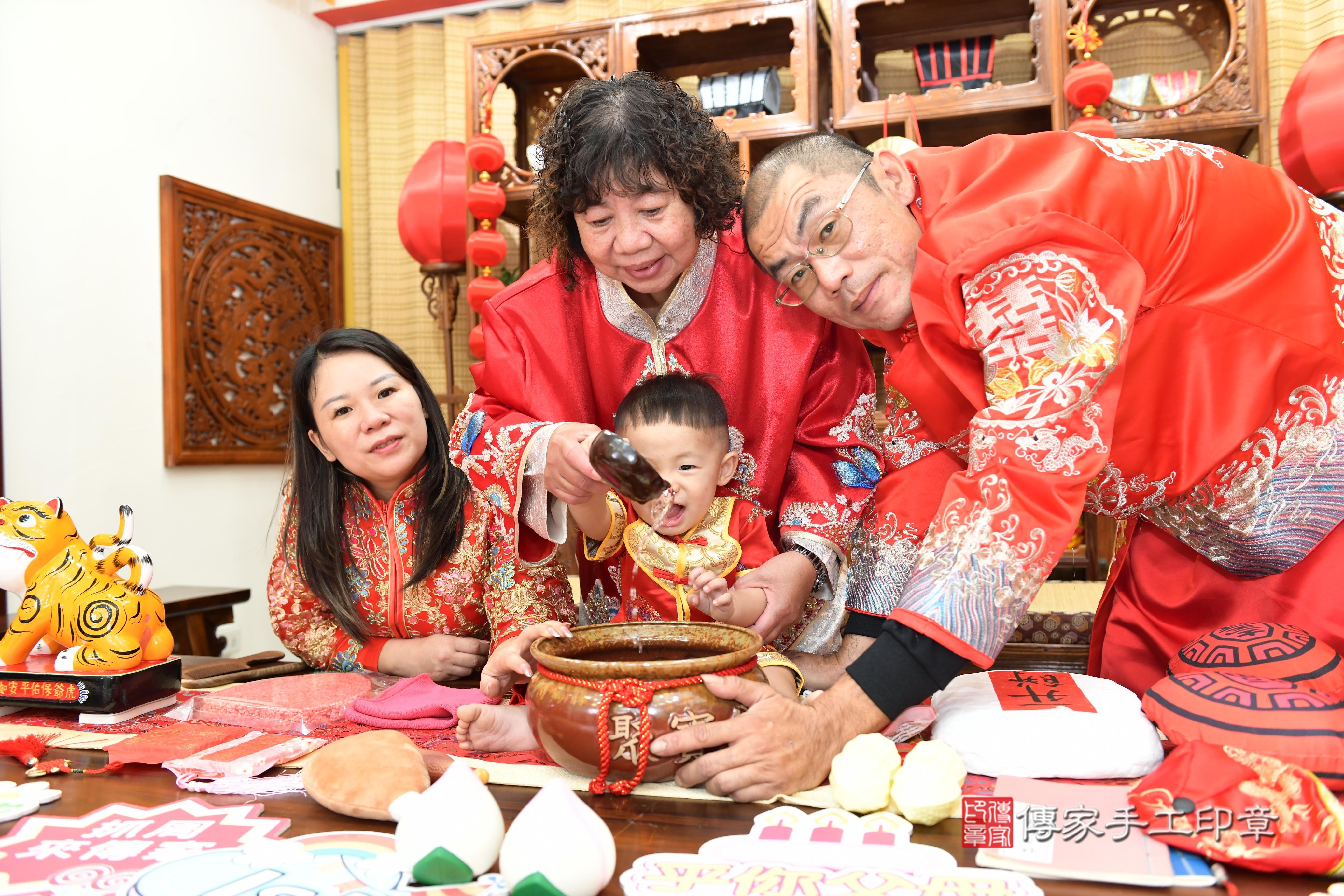 傳家手工印章台南店、抓周、度脺、美式風會場、傳家嬰兒古禮、吉祥話、抓周道具物品24種、拍照。抓周證書。寶寶抓周、滿周歲、生日快樂、祝福