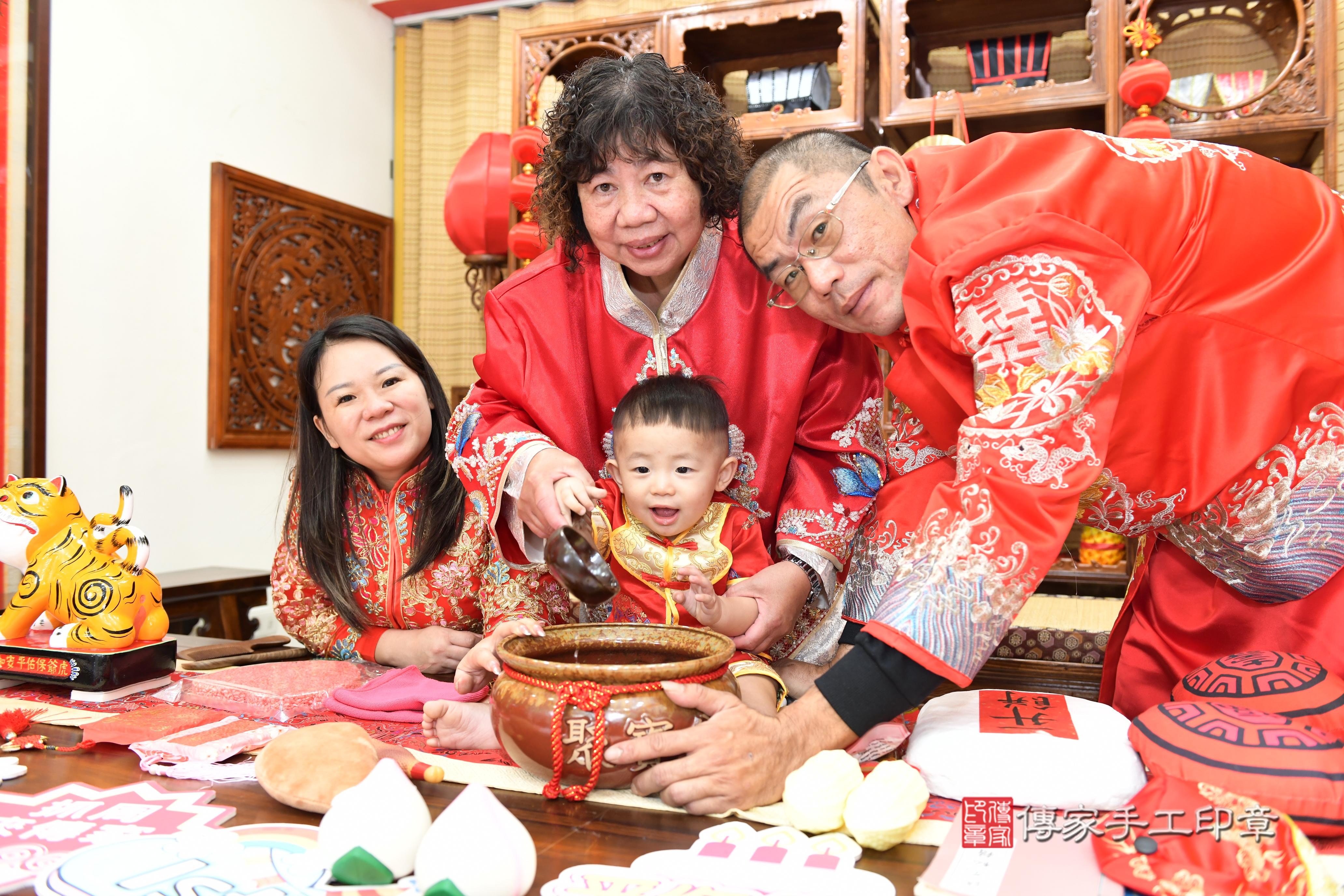 傳家手工印章台南店、抓周、度脺、美式風會場、傳家嬰兒古禮、吉祥話、抓周道具物品24種、拍照。抓周證書。寶寶抓周、滿周歲、生日快樂、祝福 傳家手工印章台南店、抓周、度脺、美式風會場、傳家嬰兒古禮、吉祥話、抓周道具物品24種、拍照。抓周證書。寶寶抓周、滿周歲、生日快樂、祝福