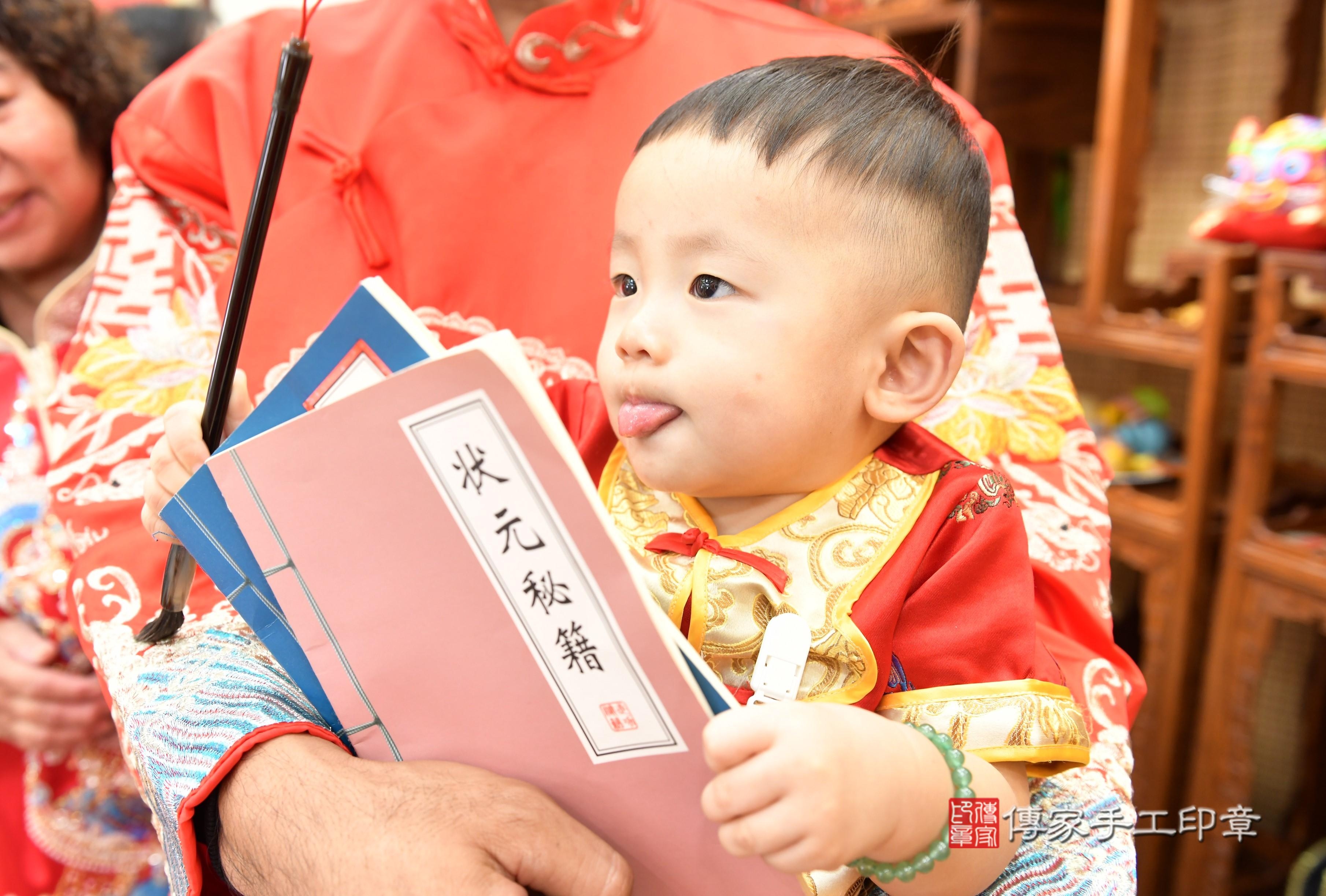 傳家手工印章台南店、抓周、度脺、美式風會場、傳家嬰兒古禮、吉祥話、抓周道具物品24種、拍照。抓周證書。寶寶抓周、滿周歲、生日快樂、祝福 傳家手工印章台南店、抓周、度脺、美式風會場、傳家嬰兒古禮、吉祥話、抓周道具物品24種、拍照。抓周證書。寶寶抓周、滿周歲、生日快樂、祝福