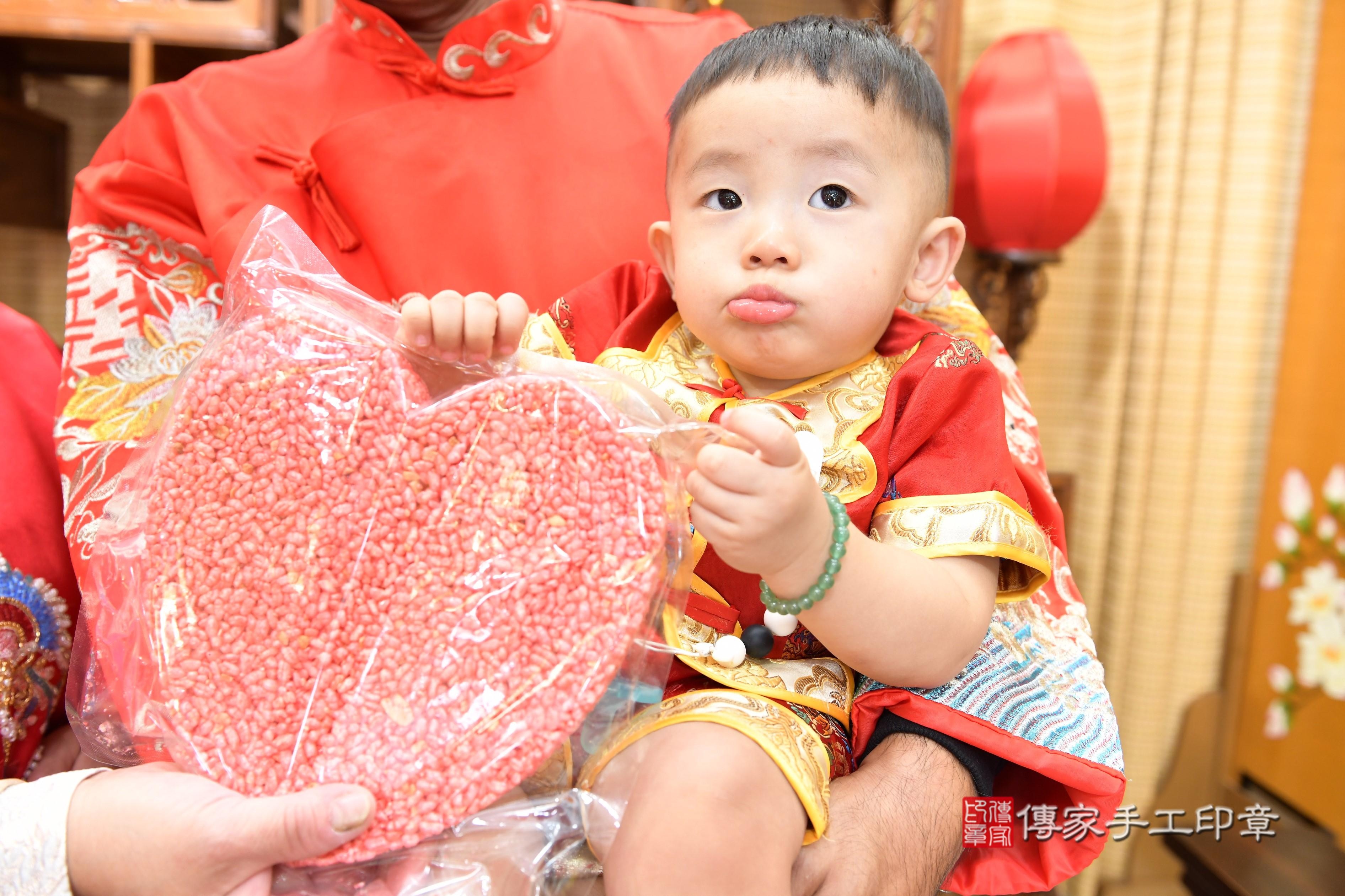 傳家手工印章台南店、抓周、度脺、美式風會場、傳家嬰兒古禮、吉祥話、抓周道具物品24種、拍照。抓周證書。寶寶抓周、滿周歲、生日快樂、祝福 傳家手工印章台南店、抓周、度脺、美式風會場、傳家嬰兒古禮、吉祥話、抓周道具物品24種、拍照。抓周證書。寶寶抓周、滿周歲、生日快樂、祝福