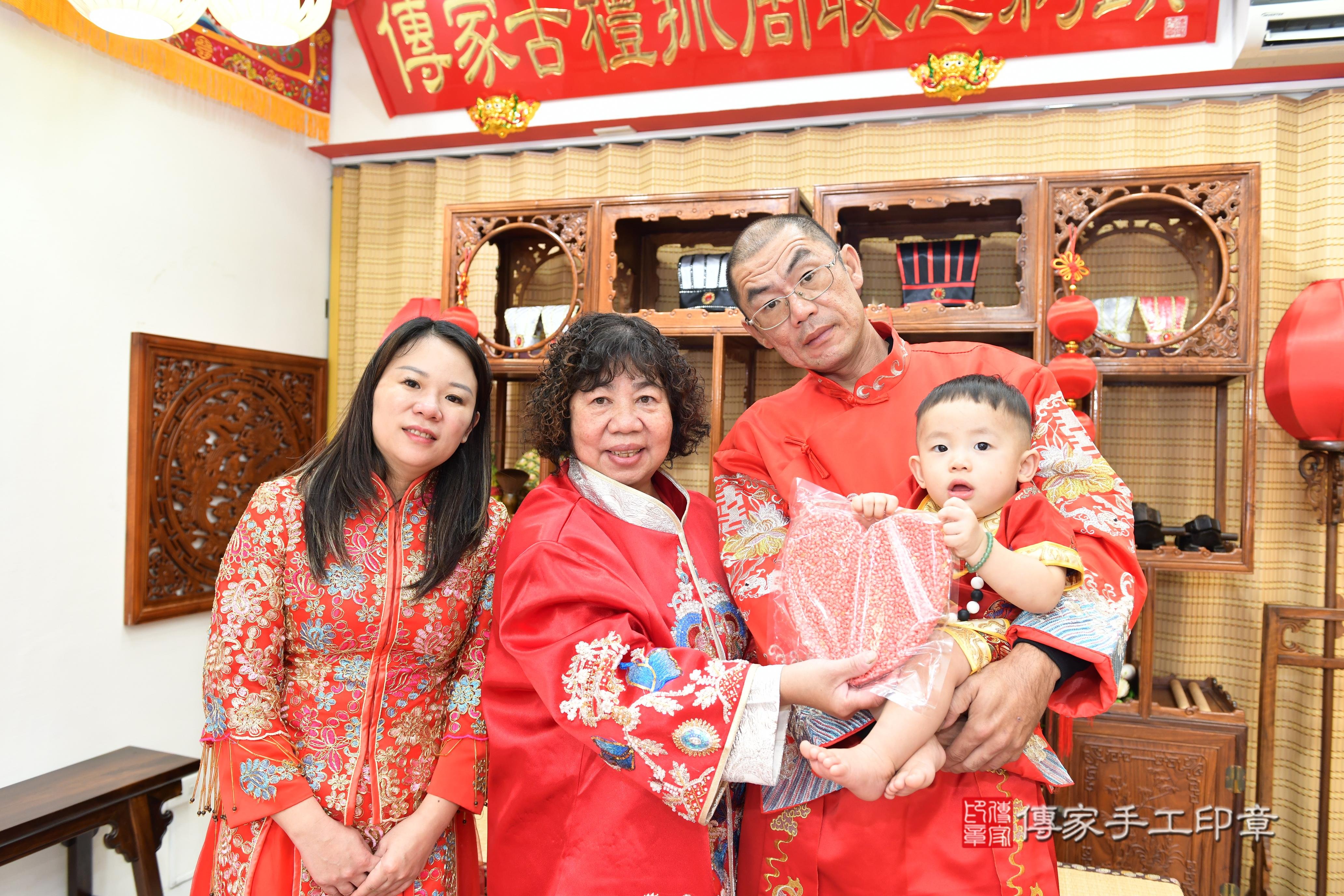 傳家手工印章台南店、抓周、度脺、美式風會場、傳家嬰兒古禮、吉祥話、抓周道具物品24種、拍照。抓周證書。寶寶抓周、滿周歲、生日快樂、祝福 傳家手工印章台南店、抓周、度脺、美式風會場、傳家嬰兒古禮、吉祥話、抓周道具物品24種、拍照。抓周證書。寶寶抓周、滿周歲、生日快樂、祝福