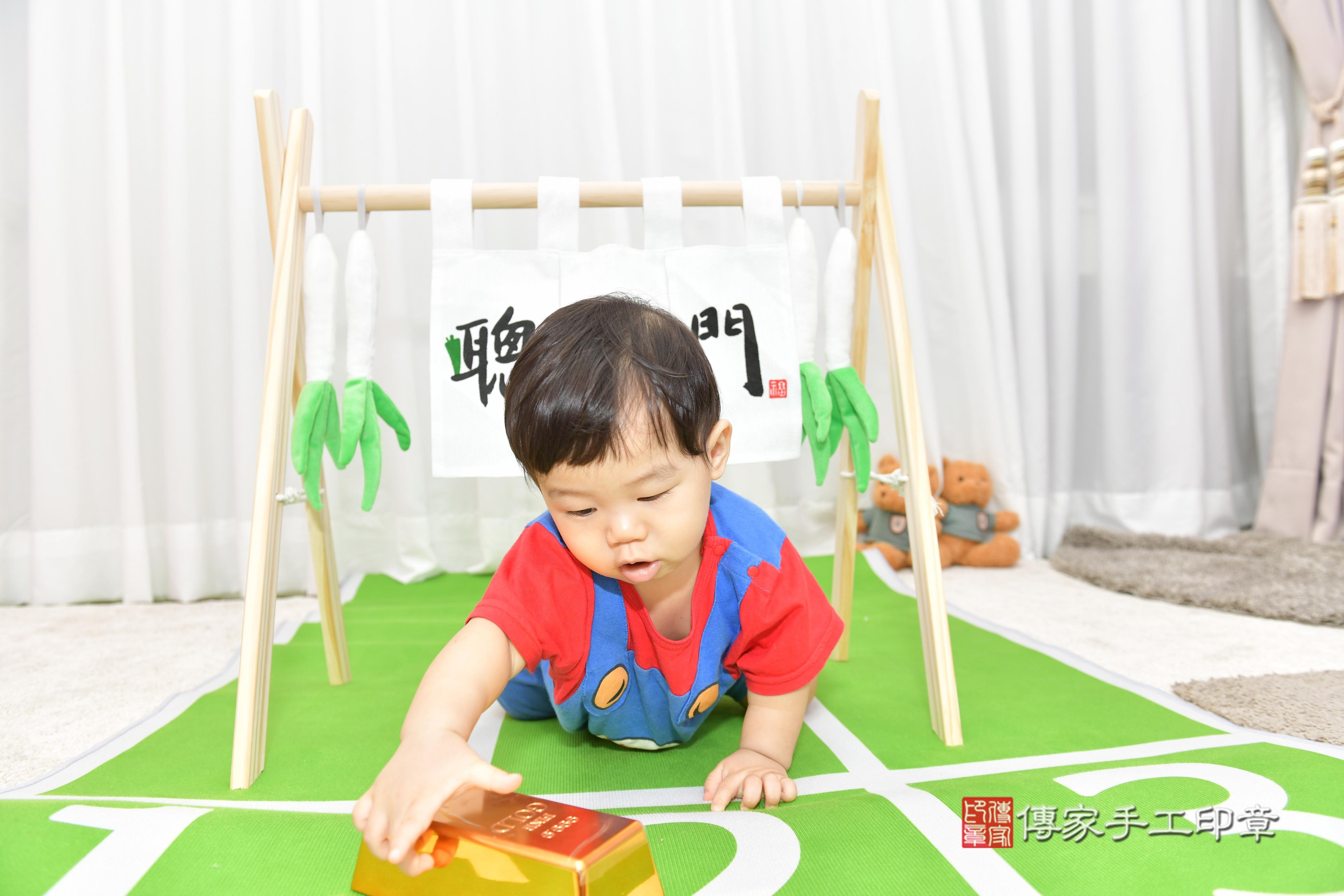 傳家手工印章桃園店、抓周、度脺、美式風會場、傳家嬰兒古禮、吉祥話、抓周道具物品24種、拍照。抓周證書。寶寶抓周、滿周歲、生日快樂、祝福 傳家手工印章桃園店、抓周、度脺、美式風會場、傳家嬰兒古禮、吉祥話、抓周道具物品24種、拍照。抓周證書。寶寶抓周、滿周歲、生日快樂、祝福