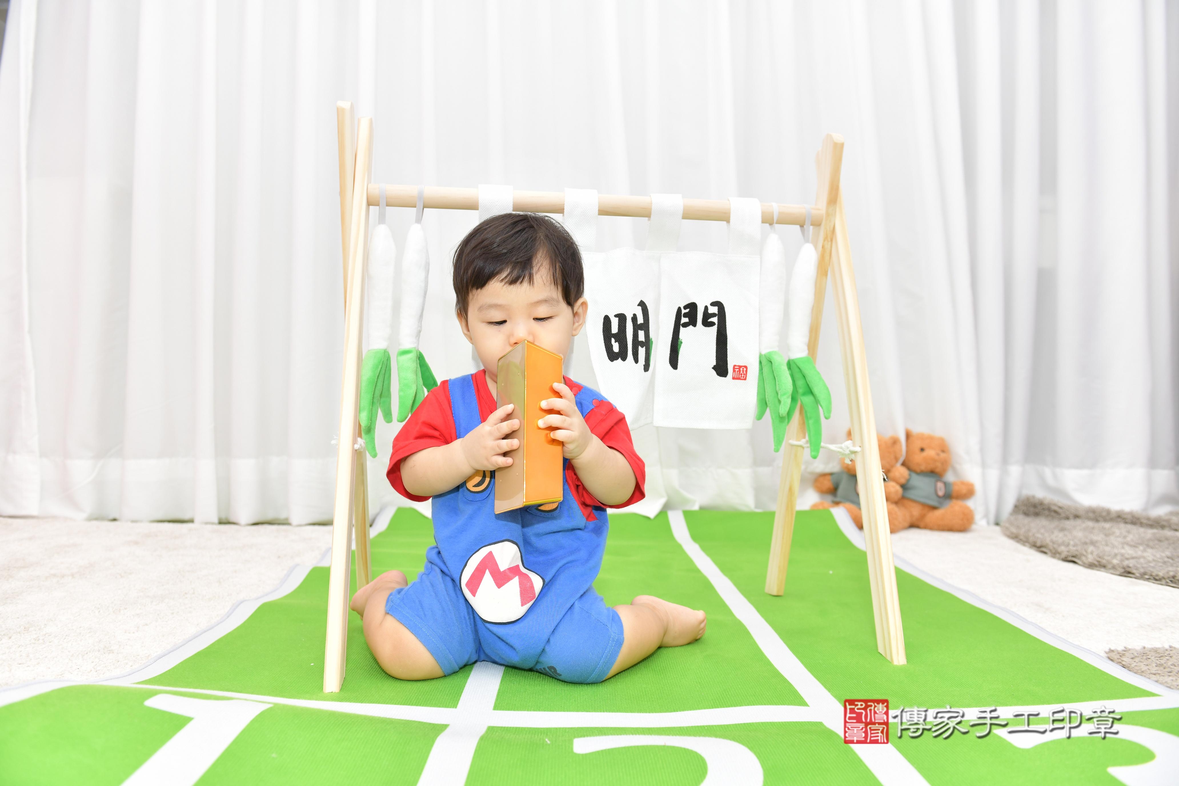 傳家手工印章桃園店、抓周、度脺、美式風會場、傳家嬰兒古禮、吉祥話、抓周道具物品24種、拍照。抓周證書。寶寶抓周、滿周歲、生日快樂、祝福 傳家手工印章桃園店、抓周、度脺、美式風會場、傳家嬰兒古禮、吉祥話、抓周道具物品24種、拍照。抓周證書。寶寶抓周、滿周歲、生日快樂、祝福