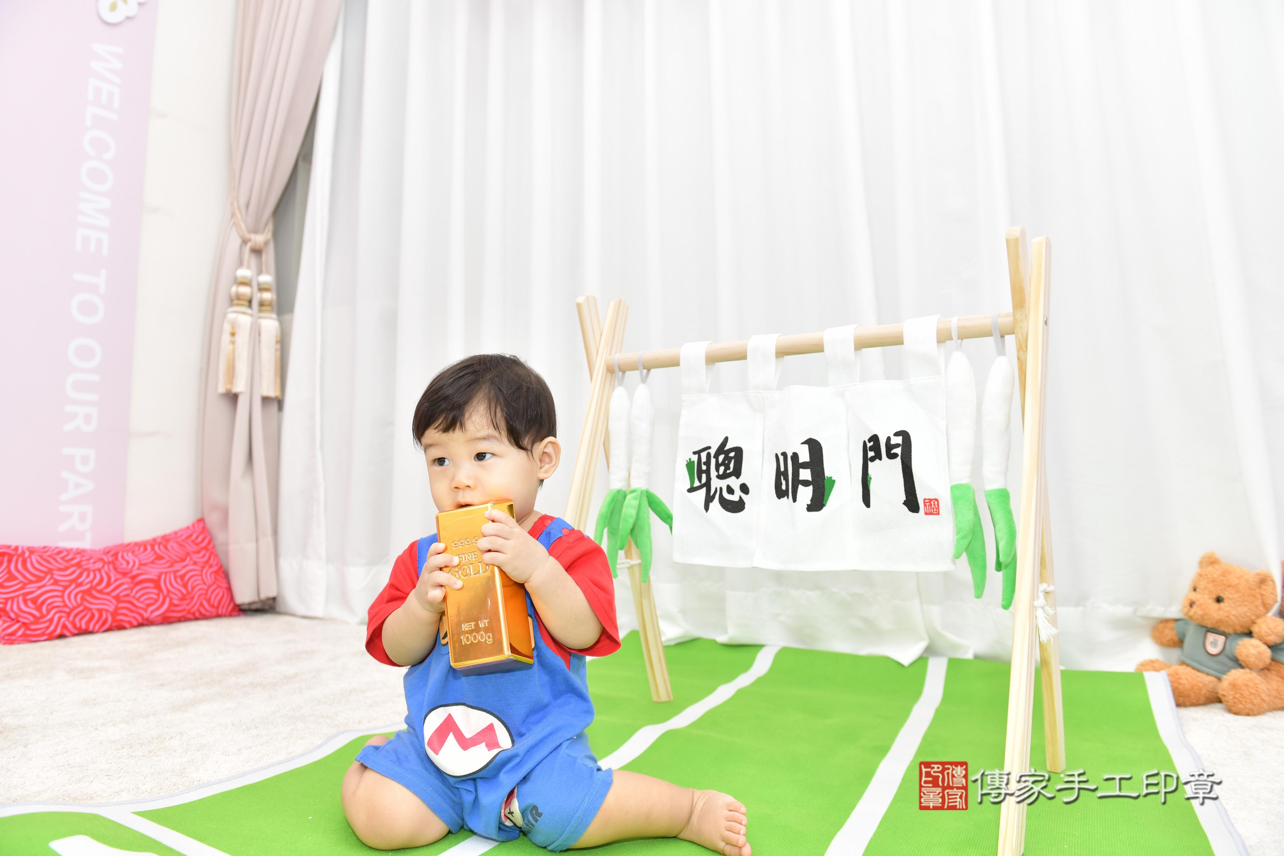 傳家手工印章桃園店、抓周、度脺、美式風會場、傳家嬰兒古禮、吉祥話、抓周道具物品24種、拍照。抓周證書。寶寶抓周、滿周歲、生日快樂、祝福 傳家手工印章桃園店、抓周、度脺、美式風會場、傳家嬰兒古禮、吉祥話、抓周道具物品24種、拍照。抓周證書。寶寶抓周、滿周歲、生日快樂、祝福