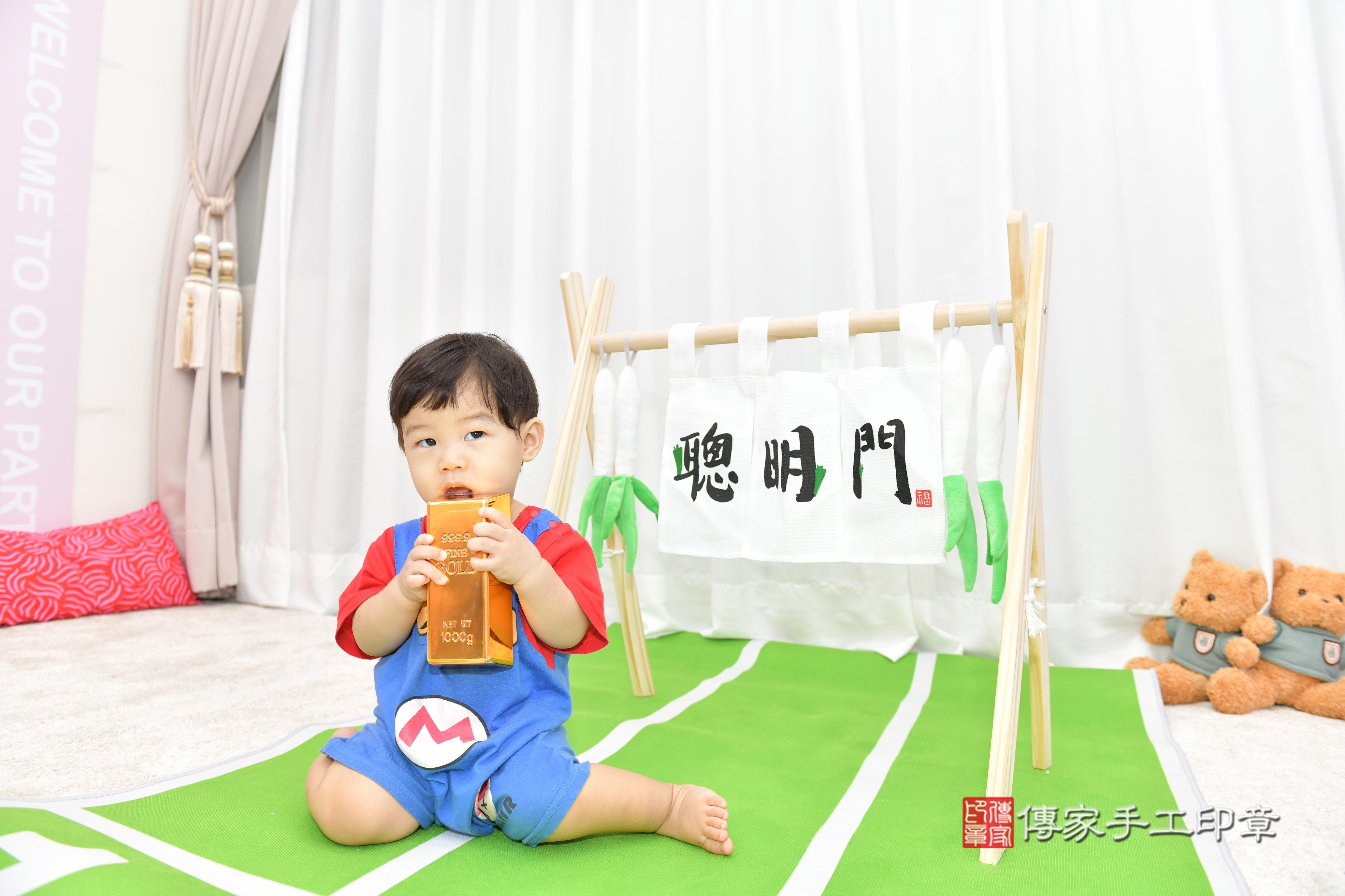 傳家手工印章桃園店、抓周、度脺、美式風會場、傳家嬰兒古禮、吉祥話、抓周道具物品24種、拍照。抓周證書。寶寶抓周、滿周歲、生日快樂、祝福 傳家手工印章桃園店、抓周、度脺、美式風會場、傳家嬰兒古禮、吉祥話、抓周道具物品24種、拍照。抓周證書。寶寶抓周、滿周歲、生日快樂、祝福