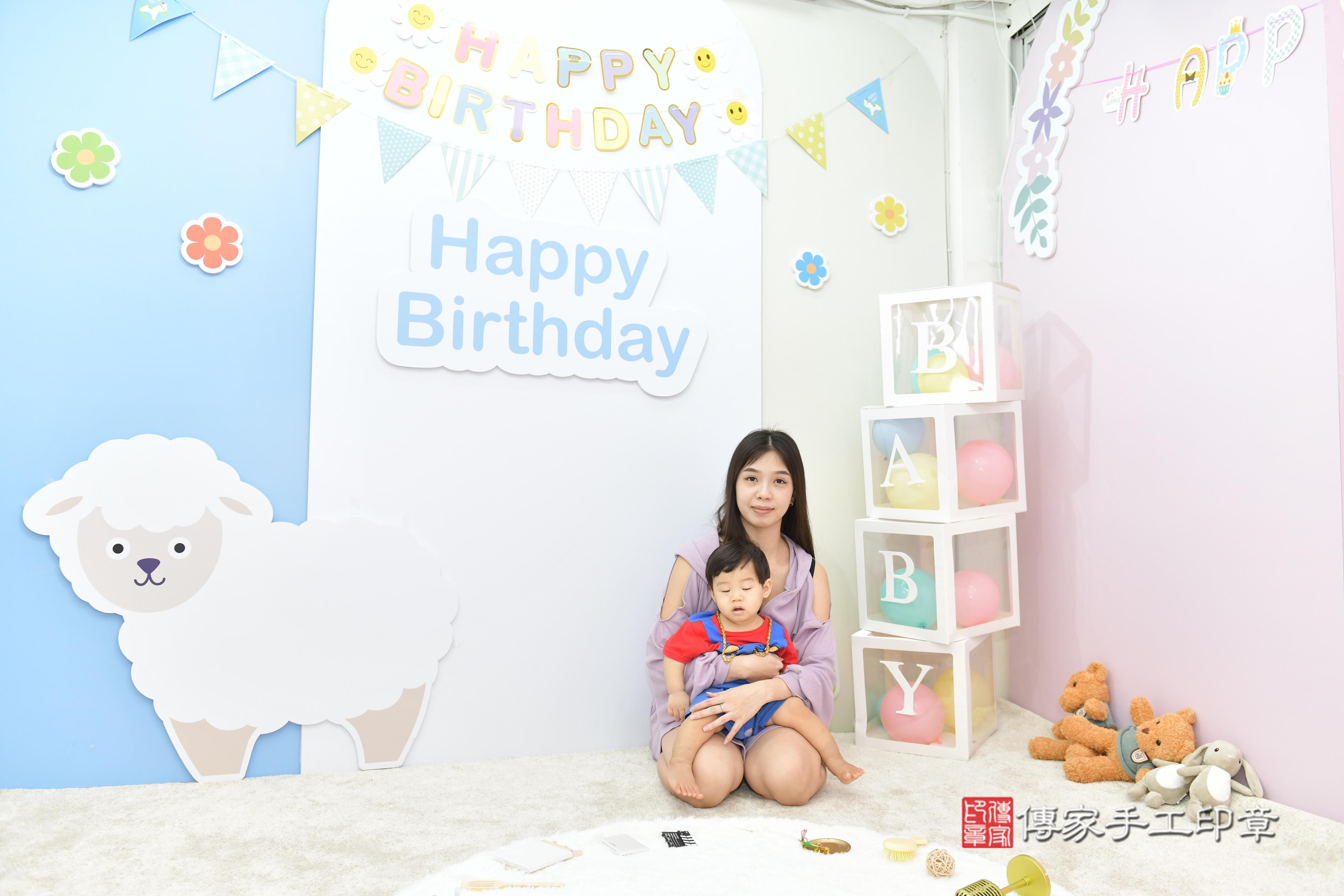 傳家手工印章桃園店、抓周、度脺、美式風會場、傳家嬰兒古禮、吉祥話、抓周道具物品24種、拍照。抓周證書。寶寶抓周、滿周歲、生日快樂、祝福 傳家手工印章桃園店、抓周、度脺、美式風會場、傳家嬰兒古禮、吉祥話、抓周道具物品24種、拍照。抓周證書。寶寶抓周、滿周歲、生日快樂、祝福