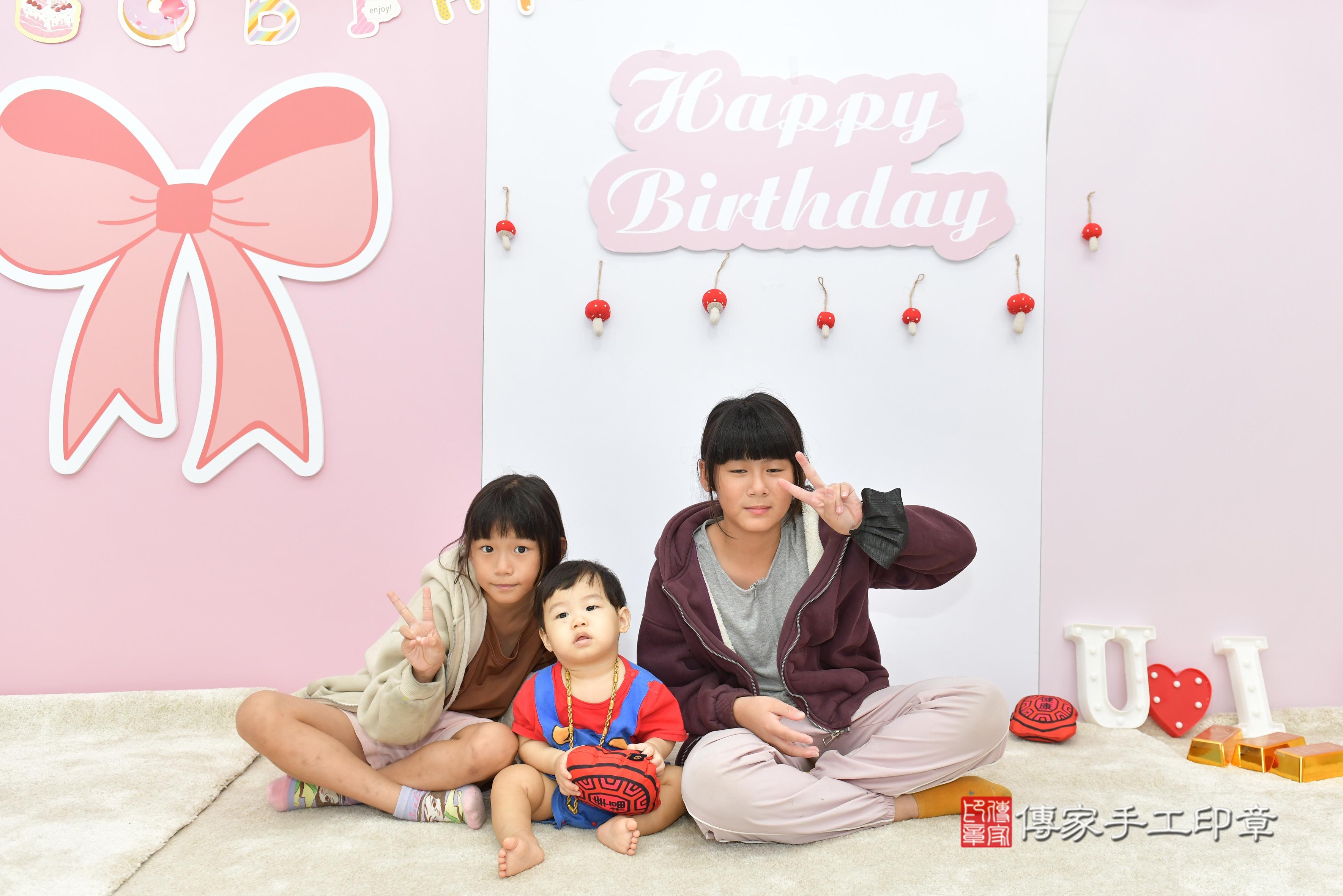 傳家手工印章桃園店、抓周、度脺、美式風會場、傳家嬰兒古禮、吉祥話、抓周道具物品24種、拍照。抓周證書。寶寶抓周、滿周歲、生日快樂、祝福 傳家手工印章桃園店、抓周、度脺、美式風會場、傳家嬰兒古禮、吉祥話、抓周道具物品24種、拍照。抓周證書。寶寶抓周、滿周歲、生日快樂、祝福