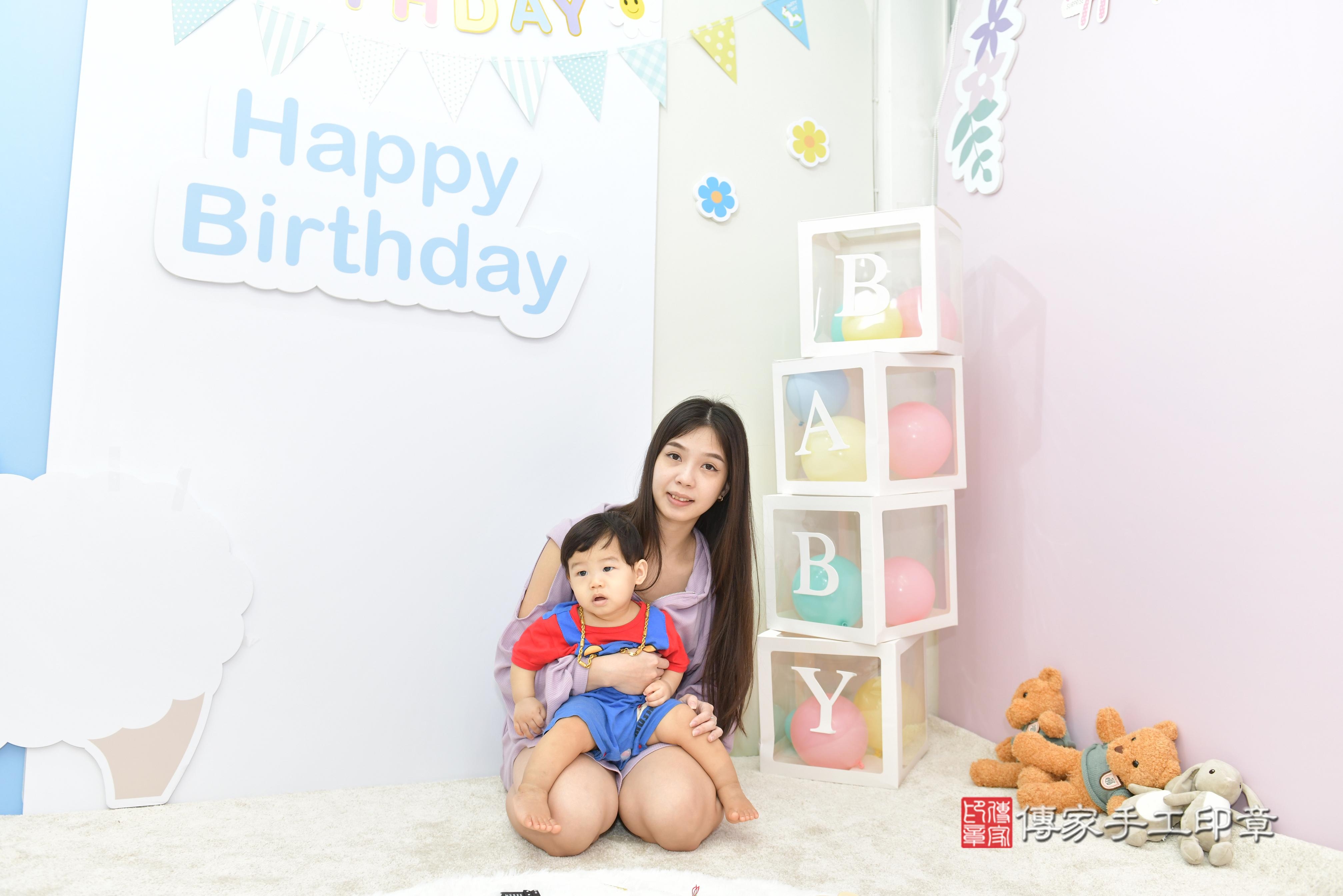 傳家手工印章桃園店、抓周、度脺、美式風會場、傳家嬰兒古禮、吉祥話、抓周道具物品24種、拍照。抓周證書。寶寶抓周、滿周歲、生日快樂、祝福 傳家手工印章桃園店、抓周、度脺、美式風會場、傳家嬰兒古禮、吉祥話、抓周道具物品24種、拍照。抓周證書。寶寶抓周、滿周歲、生日快樂、祝福