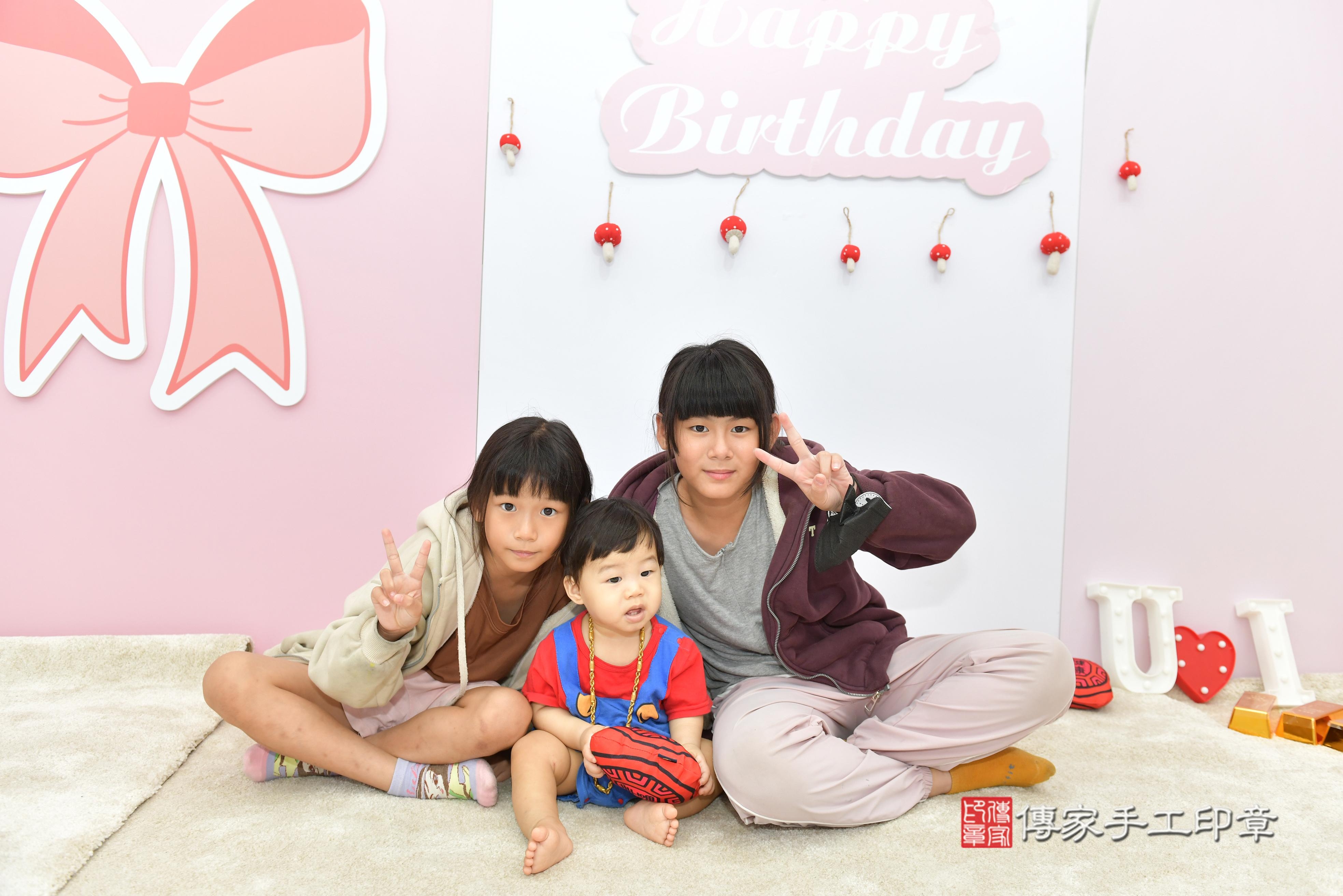 傳家手工印章桃園店、抓周、度脺、美式風會場、傳家嬰兒古禮、吉祥話、抓周道具物品24種、拍照。抓周證書。寶寶抓周、滿周歲、生日快樂、祝福 傳家手工印章桃園店、抓周、度脺、美式風會場、傳家嬰兒古禮、吉祥話、抓周道具物品24種、拍照。抓周證書。寶寶抓周、滿周歲、生日快樂、祝福