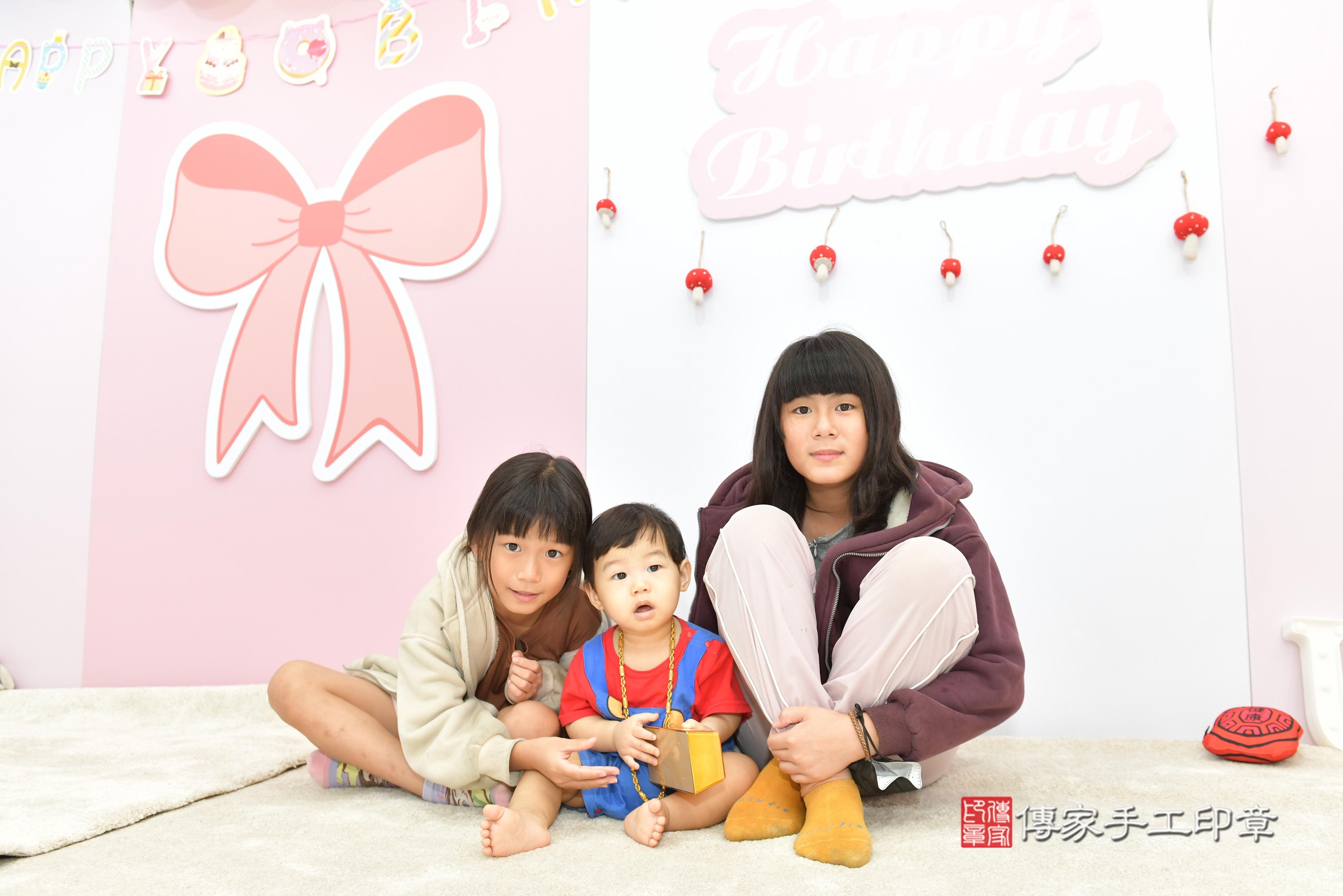 傳家手工印章桃園店、抓周、度脺、美式風會場、傳家嬰兒古禮、吉祥話、抓周道具物品24種、拍照。抓周證書。寶寶抓周、滿周歲、生日快樂、祝福 傳家手工印章桃園店、抓周、度脺、美式風會場、傳家嬰兒古禮、吉祥話、抓周道具物品24種、拍照。抓周證書。寶寶抓周、滿周歲、生日快樂、祝福