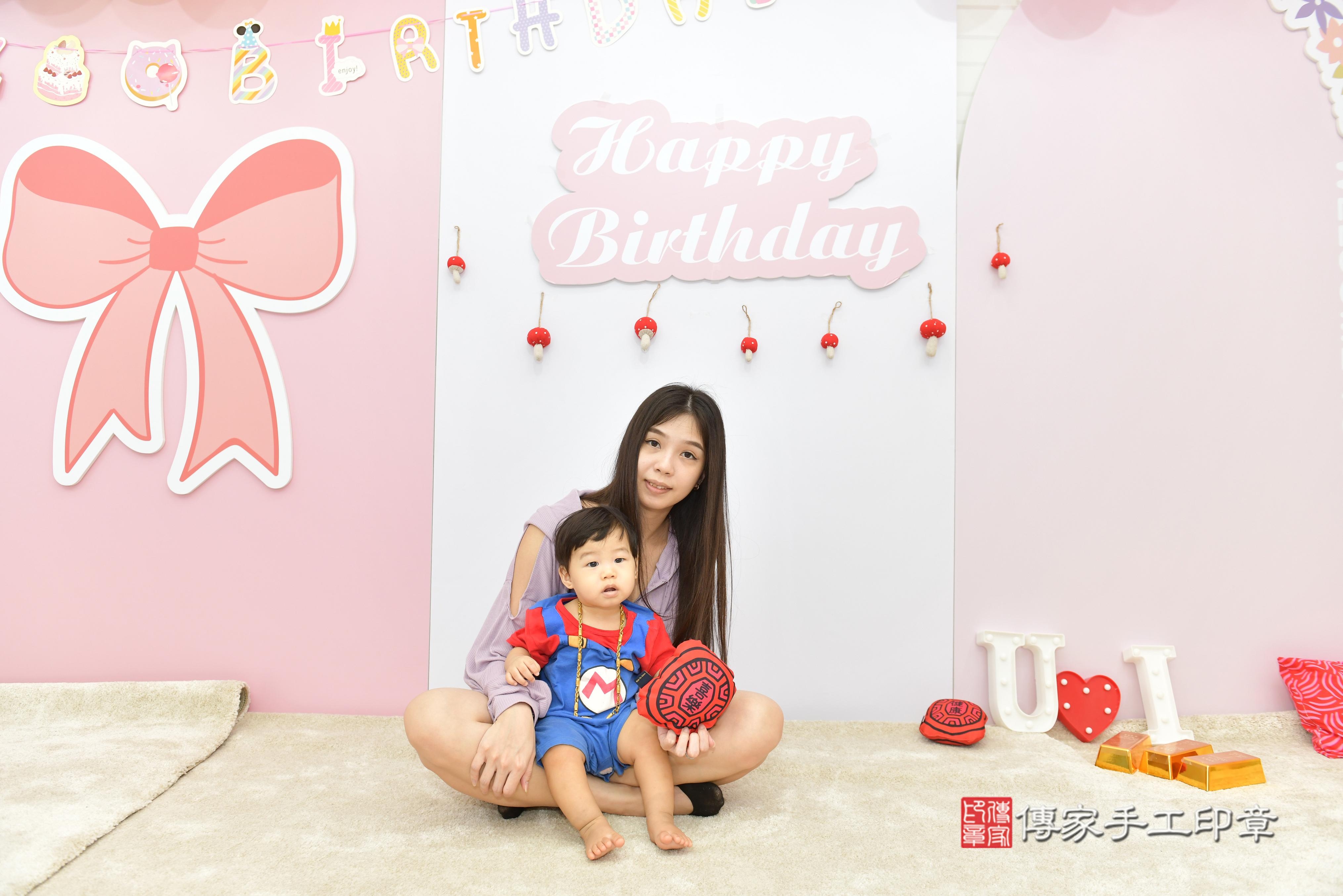 傳家手工印章桃園店、抓周、度脺、美式風會場、傳家嬰兒古禮、吉祥話、抓周道具物品24種、拍照。抓周證書。寶寶抓周、滿周歲、生日快樂、祝福 傳家手工印章桃園店、抓周、度脺、美式風會場、傳家嬰兒古禮、吉祥話、抓周道具物品24種、拍照。抓周證書。寶寶抓周、滿周歲、生日快樂、祝福