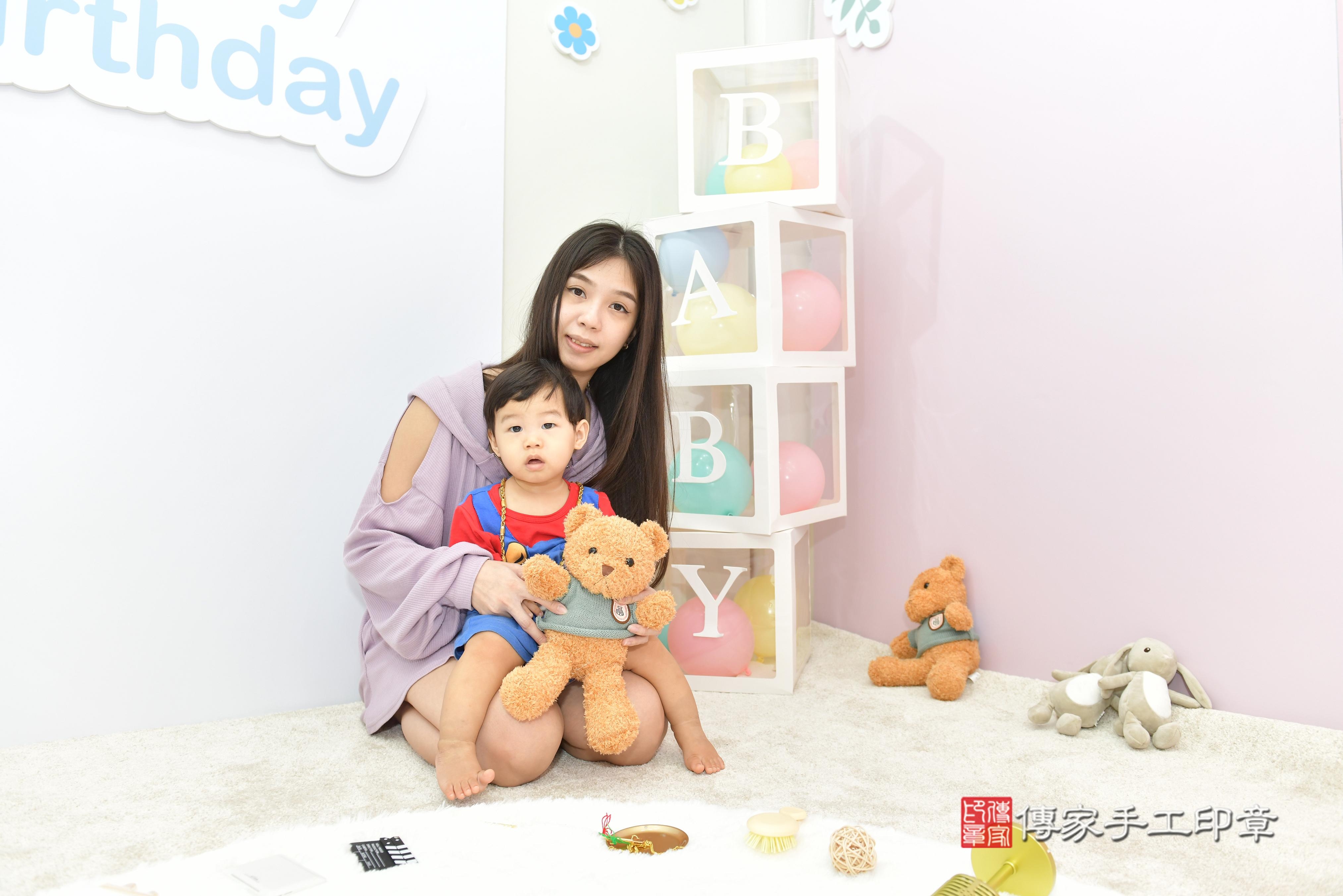 傳家手工印章桃園店、抓周、度脺、美式風會場、傳家嬰兒古禮、吉祥話、抓周道具物品24種、拍照。抓周證書。寶寶抓周、滿周歲、生日快樂、祝福 傳家手工印章桃園店、抓周、度脺、美式風會場、傳家嬰兒古禮、吉祥話、抓周道具物品24種、拍照。抓周證書。寶寶抓周、滿周歲、生日快樂、祝福