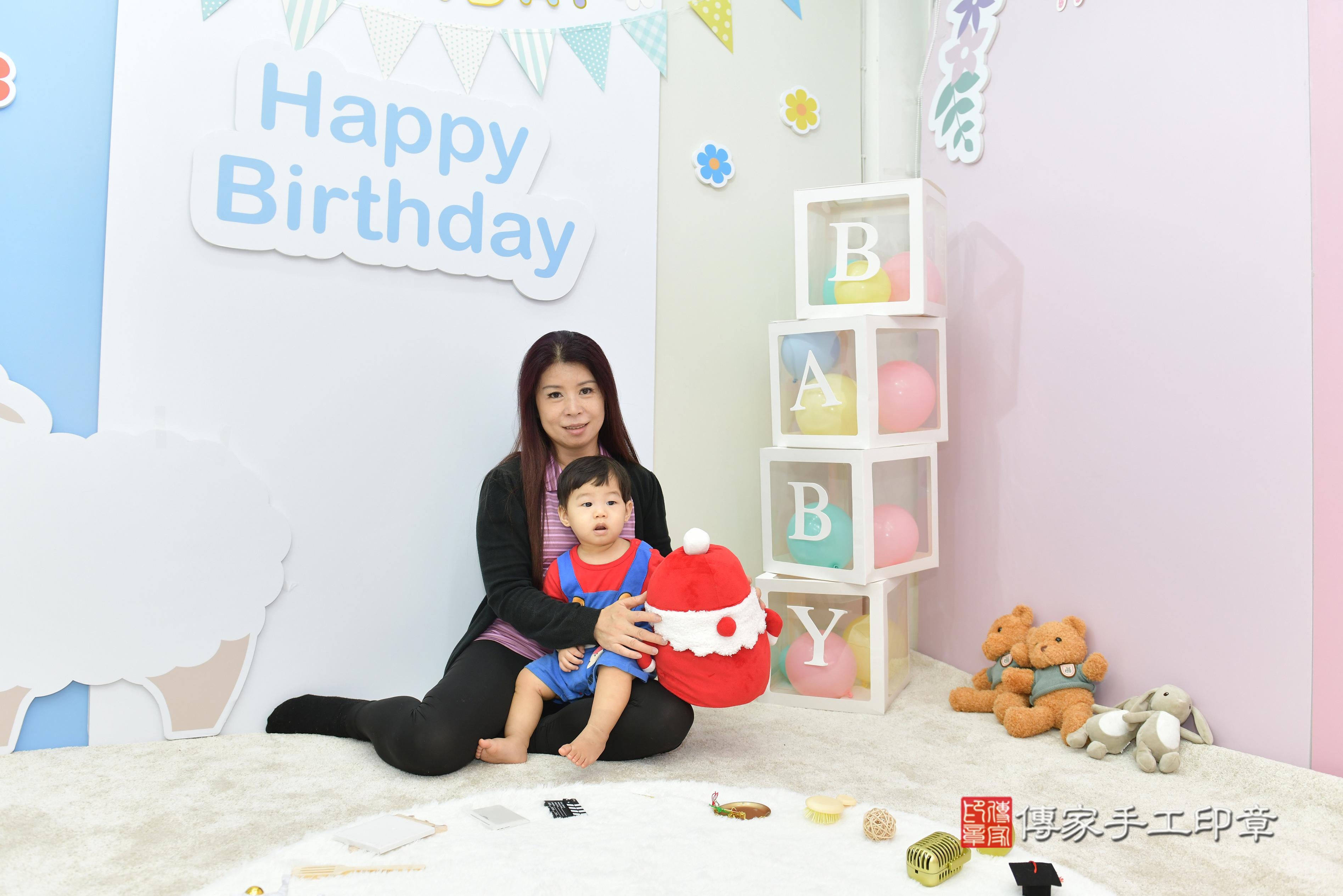 傳家手工印章桃園店、抓周、度脺、美式風會場、傳家嬰兒古禮、吉祥話、抓周道具物品24種、拍照。抓周證書。寶寶抓周、滿周歲、生日快樂、祝福 傳家手工印章桃園店、抓周、度脺、美式風會場、傳家嬰兒古禮、吉祥話、抓周道具物品24種、拍照。抓周證書。寶寶抓周、滿周歲、生日快樂、祝福