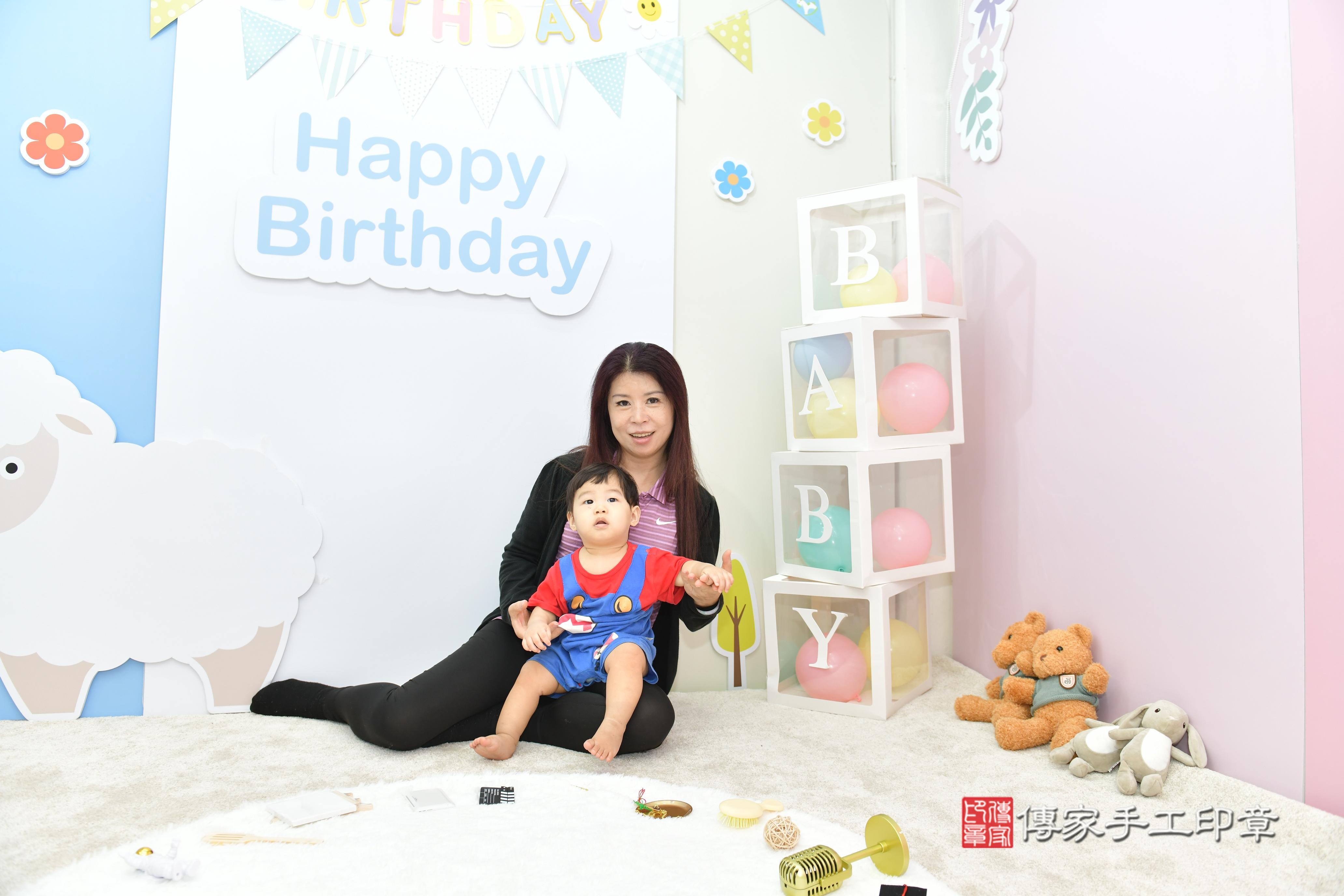 傳家手工印章桃園店、抓周、度脺、美式風會場、傳家嬰兒古禮、吉祥話、抓周道具物品24種、拍照。抓周證書。寶寶抓周、滿周歲、生日快樂、祝福 傳家手工印章桃園店、抓周、度脺、美式風會場、傳家嬰兒古禮、吉祥話、抓周道具物品24種、拍照。抓周證書。寶寶抓周、滿周歲、生日快樂、祝福