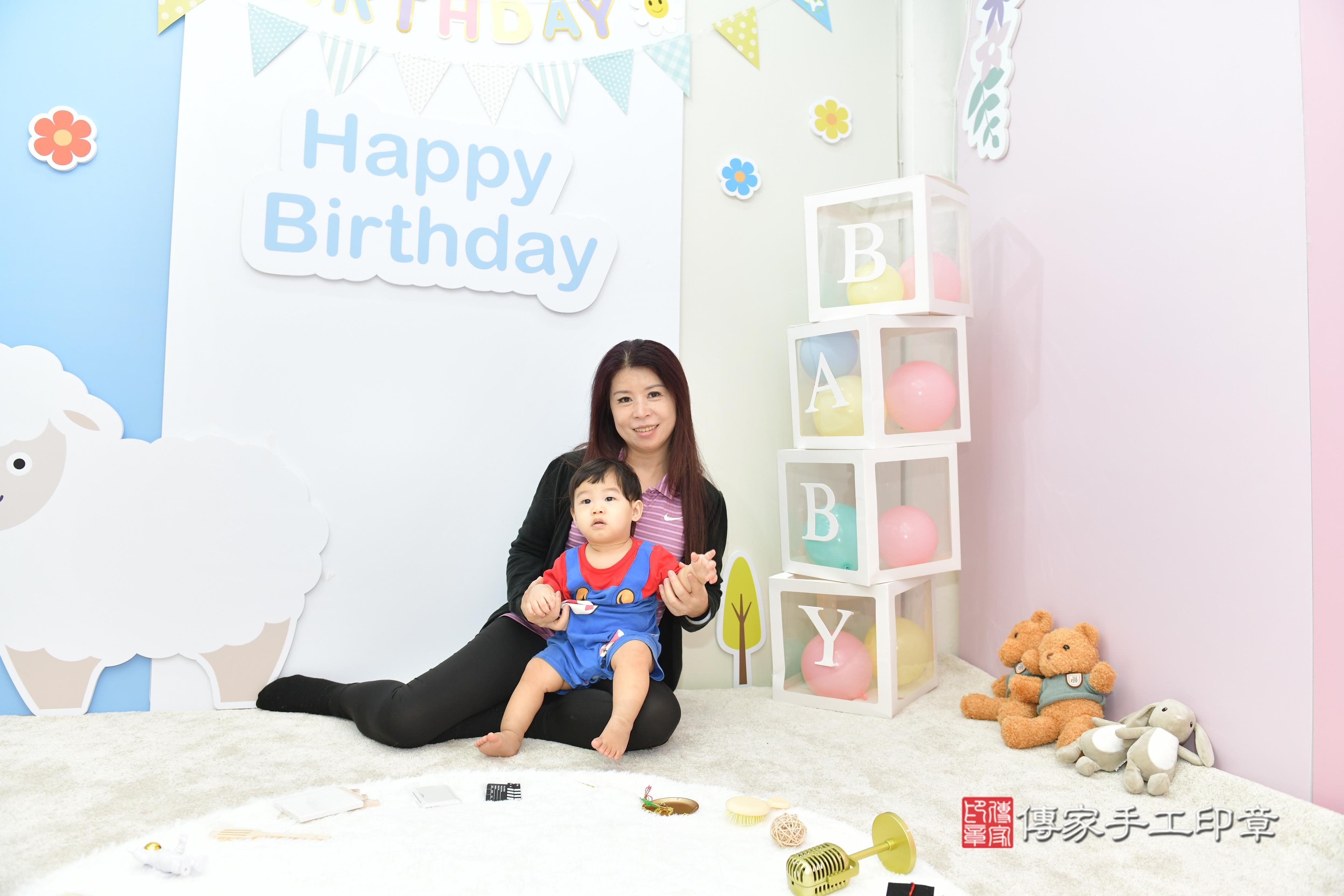 傳家手工印章桃園店、抓周、度脺、美式風會場、傳家嬰兒古禮、吉祥話、抓周道具物品24種、拍照。抓周證書。寶寶抓周、滿周歲、生日快樂、祝福 傳家手工印章桃園店、抓周、度脺、美式風會場、傳家嬰兒古禮、吉祥話、抓周道具物品24種、拍照。抓周證書。寶寶抓周、滿周歲、生日快樂、祝福