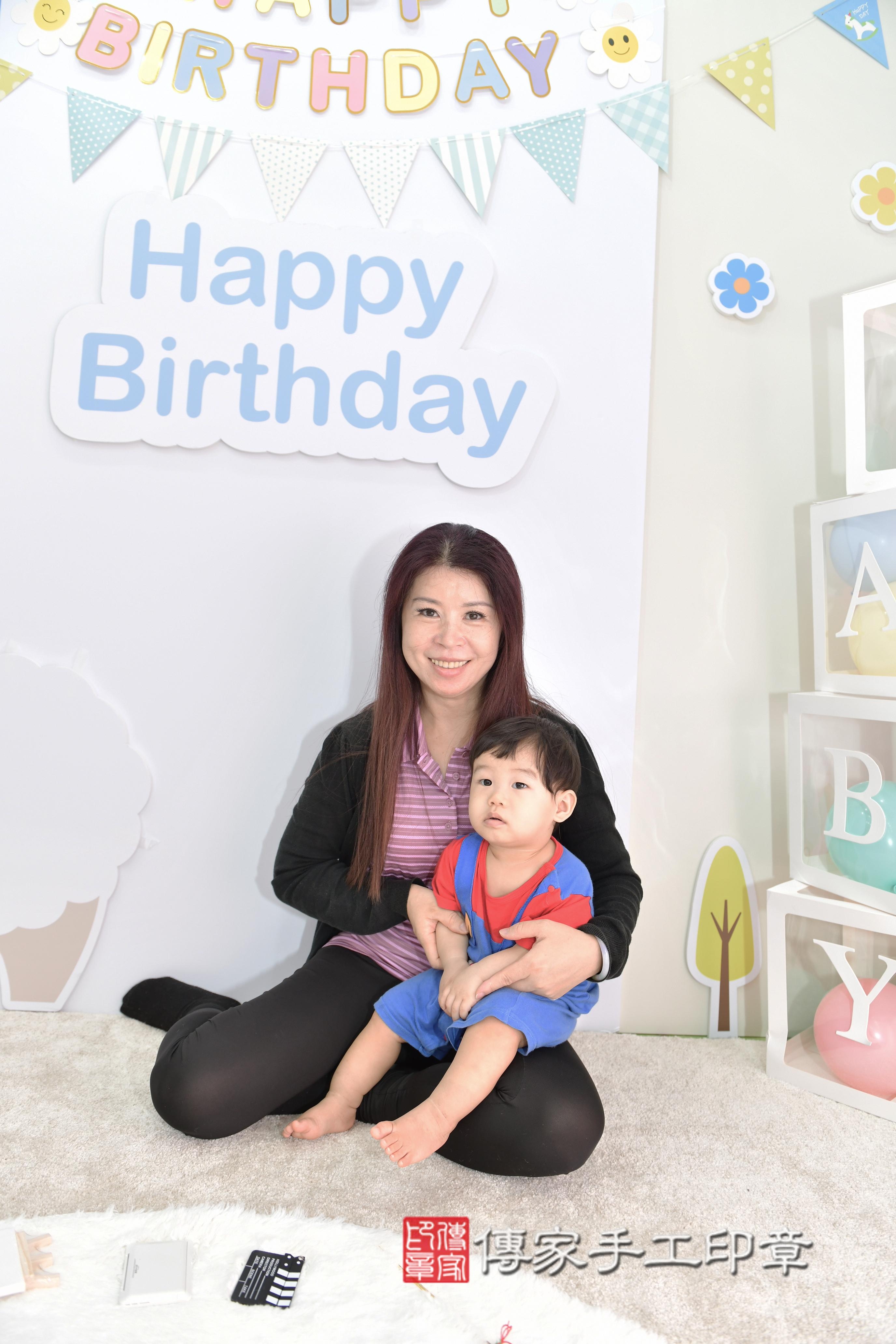 傳家手工印章桃園店、抓周、度脺、美式風會場、傳家嬰兒古禮、吉祥話、抓周道具物品24種、拍照。抓周證書。寶寶抓周、滿周歲、生日快樂、祝福 傳家手工印章桃園店、抓周、度脺、美式風會場、傳家嬰兒古禮、吉祥話、抓周道具物品24種、拍照。抓周證書。寶寶抓周、滿周歲、生日快樂、祝福