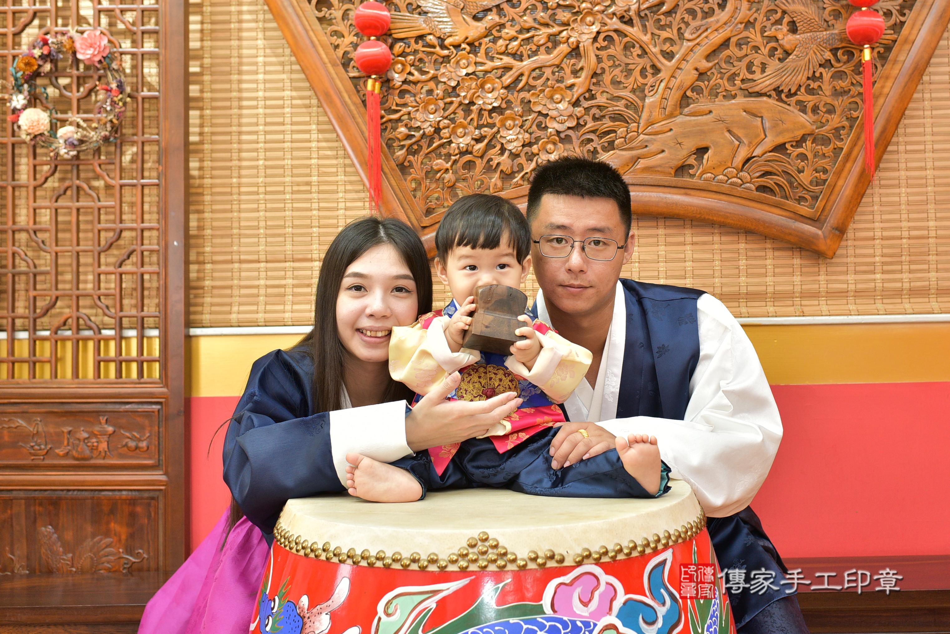 傳家手工印章桃園店、抓周、度脺、美式風會場、傳家嬰兒古禮、吉祥話、抓周道具物品24種、拍照。抓周證書。寶寶抓周、滿周歲、生日快樂、祝福 傳家手工印章桃園店、抓周、度脺、美式風會場、傳家嬰兒古禮、吉祥話、抓周道具物品24種、拍照。抓周證書。寶寶抓周、滿周歲、生日快樂、祝福