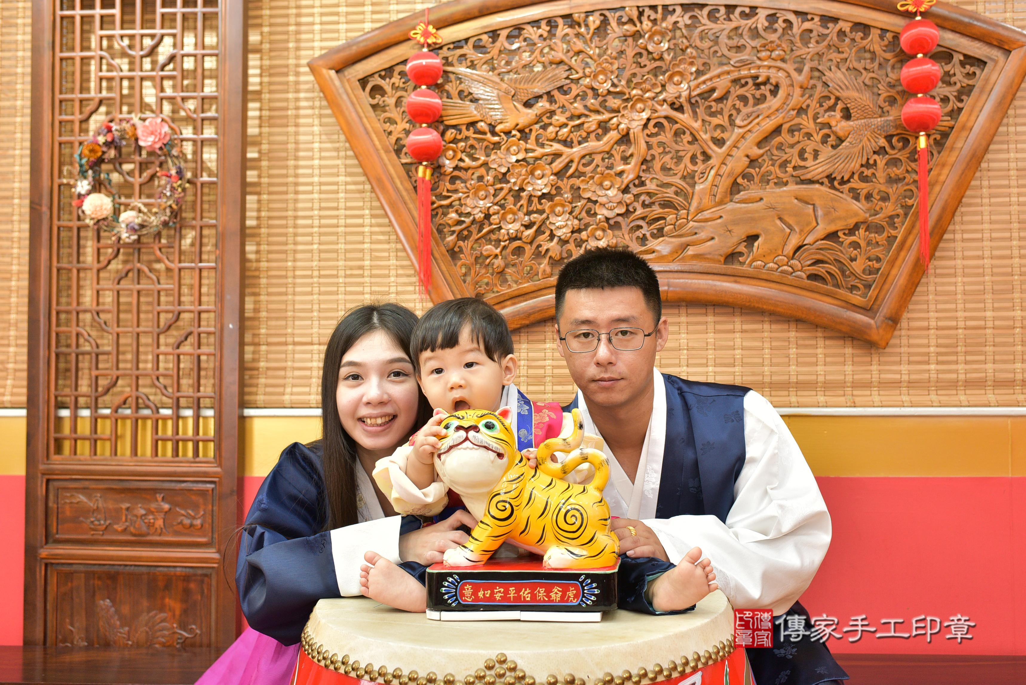 傳家手工印章桃園店、抓周、度脺、美式風會場、傳家嬰兒古禮、吉祥話、抓周道具物品24種、拍照。抓周證書。寶寶抓周、滿周歲、生日快樂、祝福 傳家手工印章桃園店、抓周、度脺、美式風會場、傳家嬰兒古禮、吉祥話、抓周道具物品24種、拍照。抓周證書。寶寶抓周、滿周歲、生日快樂、祝福