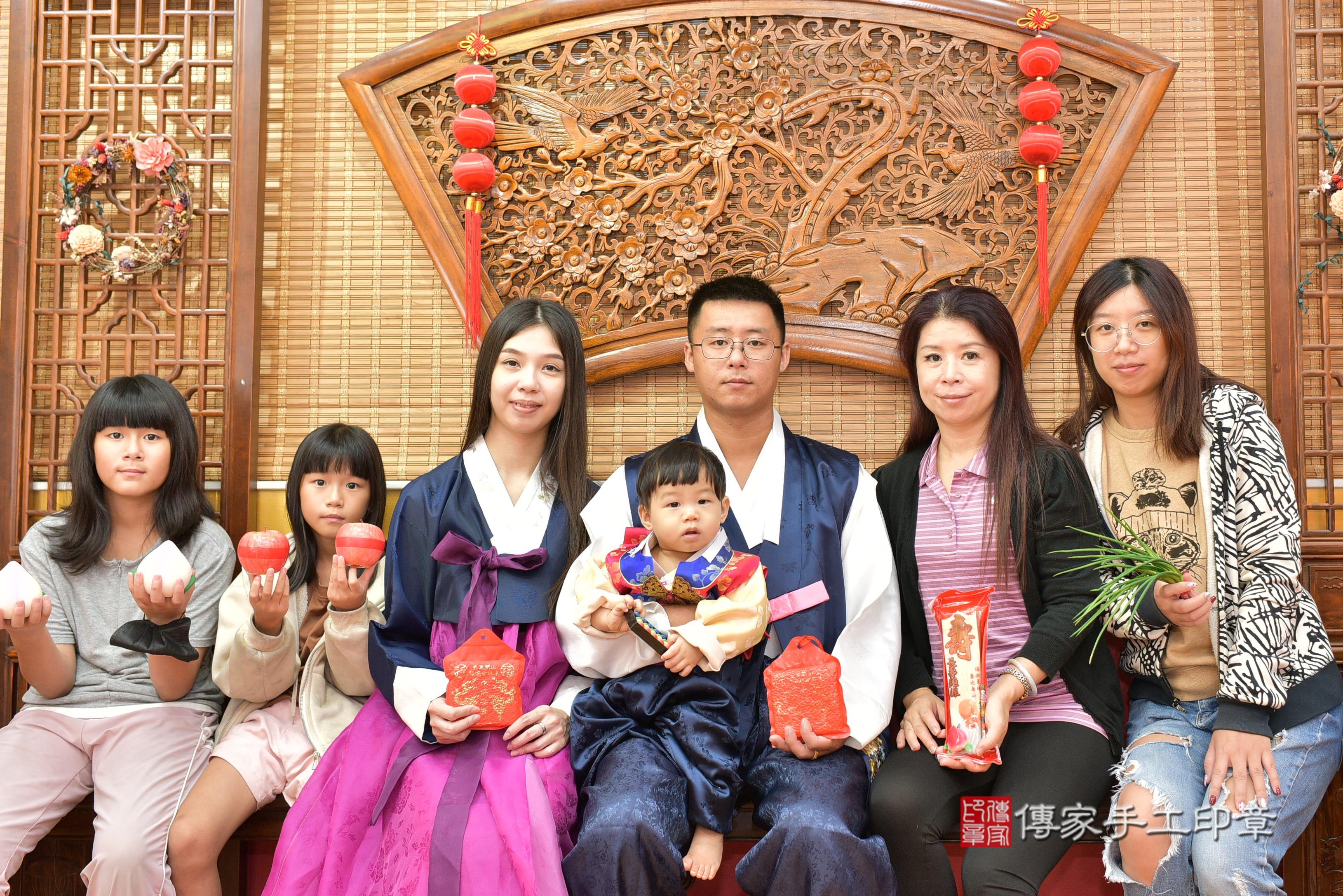 傳家手工印章桃園店、抓周、度脺、美式風會場、傳家嬰兒古禮、吉祥話、抓周道具物品24種、拍照。抓周證書。寶寶抓周、滿周歲、生日快樂、祝福 傳家手工印章桃園店、抓周、度脺、美式風會場、傳家嬰兒古禮、吉祥話、抓周道具物品24種、拍照。抓周證書。寶寶抓周、滿周歲、生日快樂、祝福