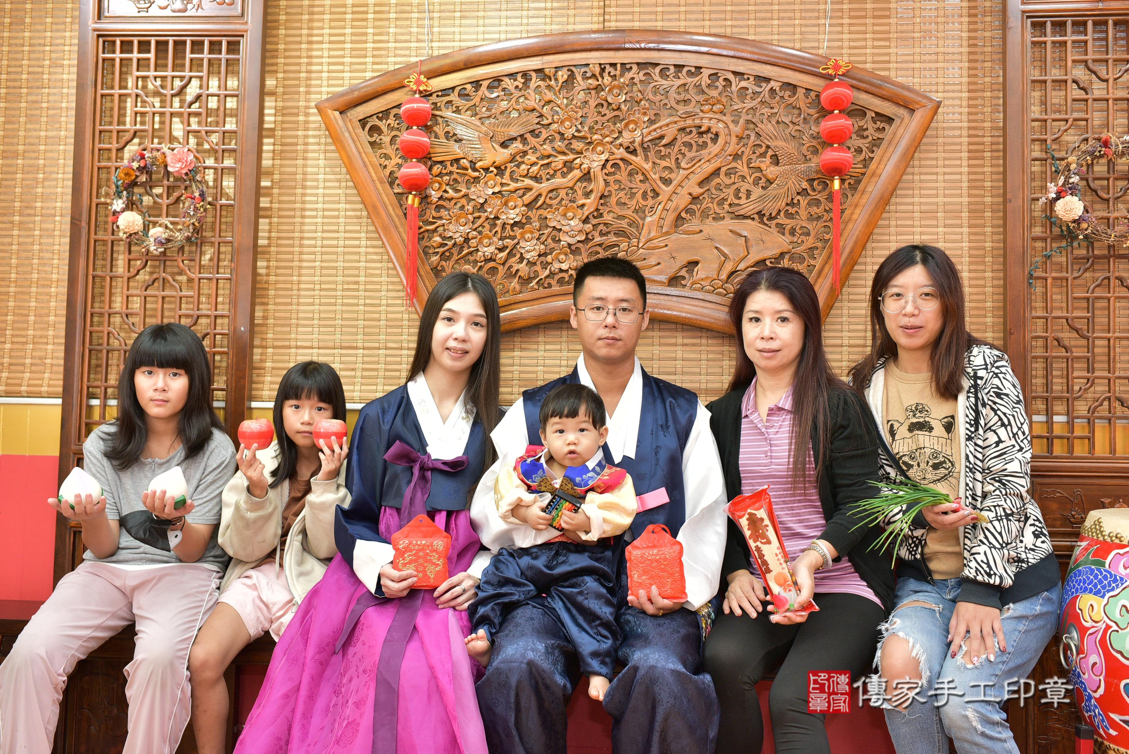 傳家手工印章桃園店、抓周、度脺、美式風會場、傳家嬰兒古禮、吉祥話、抓周道具物品24種、拍照。抓周證書。寶寶抓周、滿周歲、生日快樂、祝福 傳家手工印章桃園店、抓周、度脺、美式風會場、傳家嬰兒古禮、吉祥話、抓周道具物品24種、拍照。抓周證書。寶寶抓周、滿周歲、生日快樂、祝福