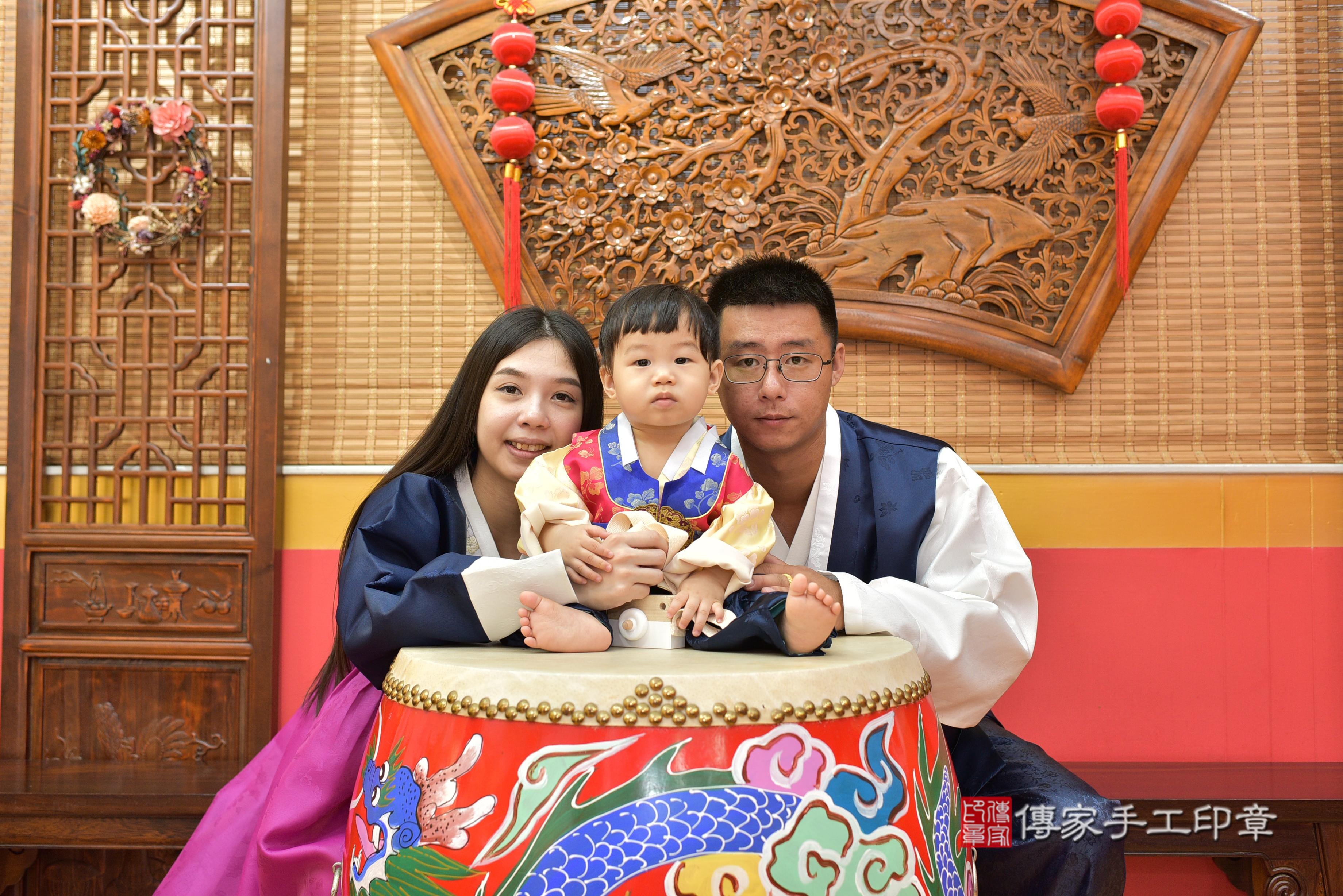 傳家手工印章桃園店、抓周、度脺、美式風會場、傳家嬰兒古禮、吉祥話、抓周道具物品24種、拍照。抓周證書。寶寶抓周、滿周歲、生日快樂、祝福 傳家手工印章桃園店、抓周、度脺、美式風會場、傳家嬰兒古禮、吉祥話、抓周道具物品24種、拍照。抓周證書。寶寶抓周、滿周歲、生日快樂、祝福