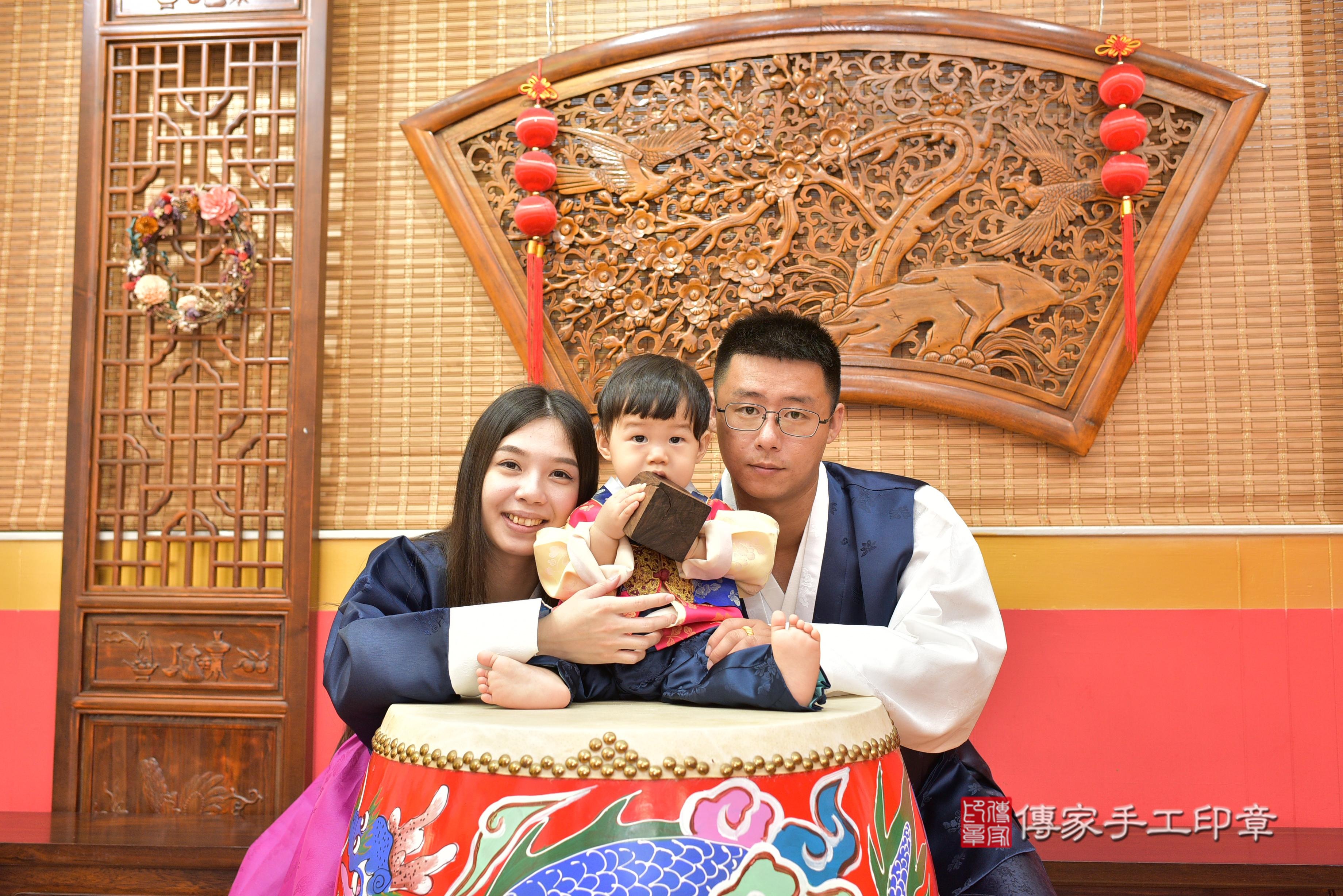 傳家手工印章桃園店、抓周、度脺、美式風會場、傳家嬰兒古禮、吉祥話、抓周道具物品24種、拍照。抓周證書。寶寶抓周、滿周歲、生日快樂、祝福 傳家手工印章桃園店、抓周、度脺、美式風會場、傳家嬰兒古禮、吉祥話、抓周道具物品24種、拍照。抓周證書。寶寶抓周、滿周歲、生日快樂、祝福
