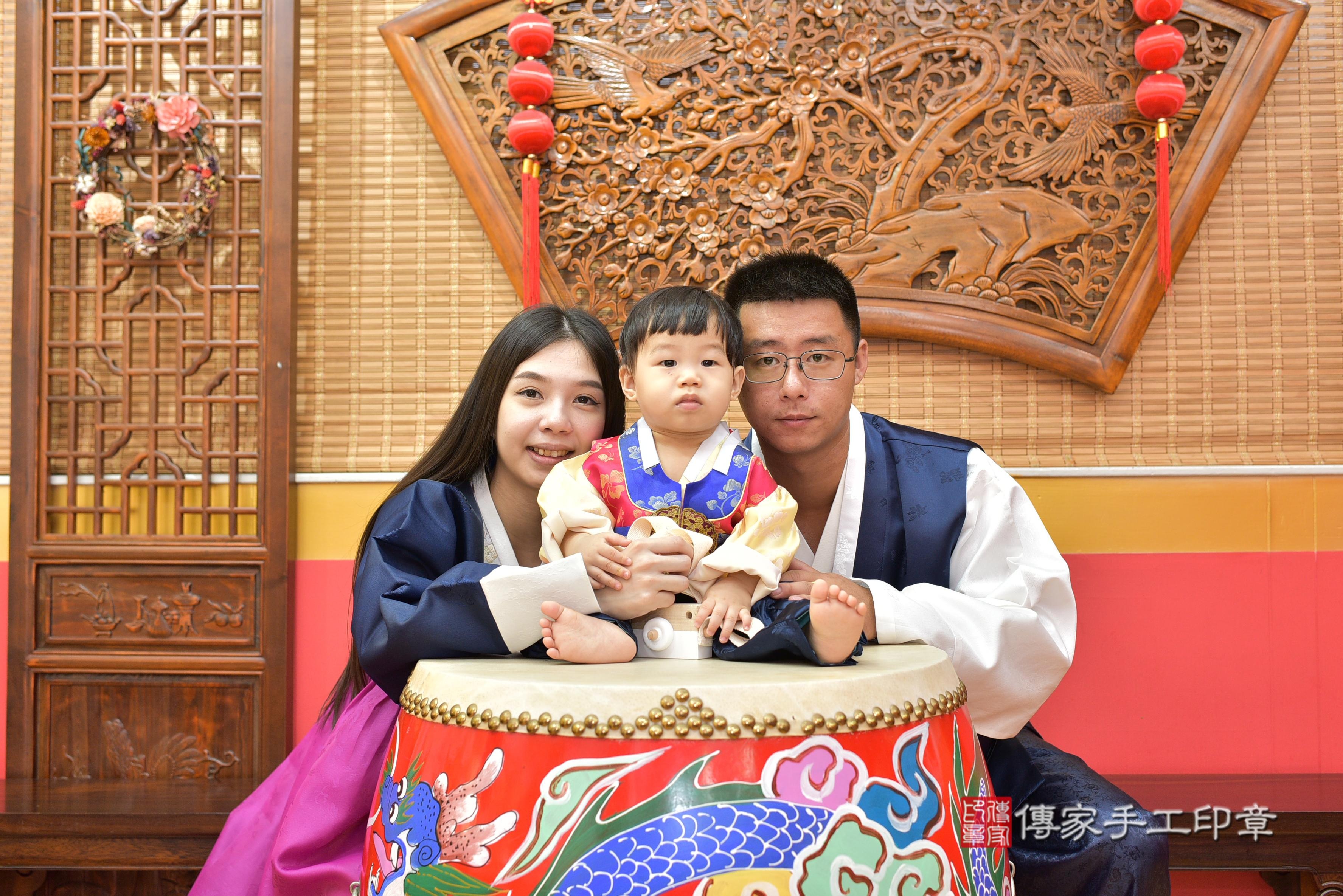 傳家手工印章桃園店、抓周、度脺、美式風會場、傳家嬰兒古禮、吉祥話、抓周道具物品24種、拍照。抓周證書。寶寶抓周、滿周歲、生日快樂、祝福 傳家手工印章桃園店、抓周、度脺、美式風會場、傳家嬰兒古禮、吉祥話、抓周道具物品24種、拍照。抓周證書。寶寶抓周、滿周歲、生日快樂、祝福