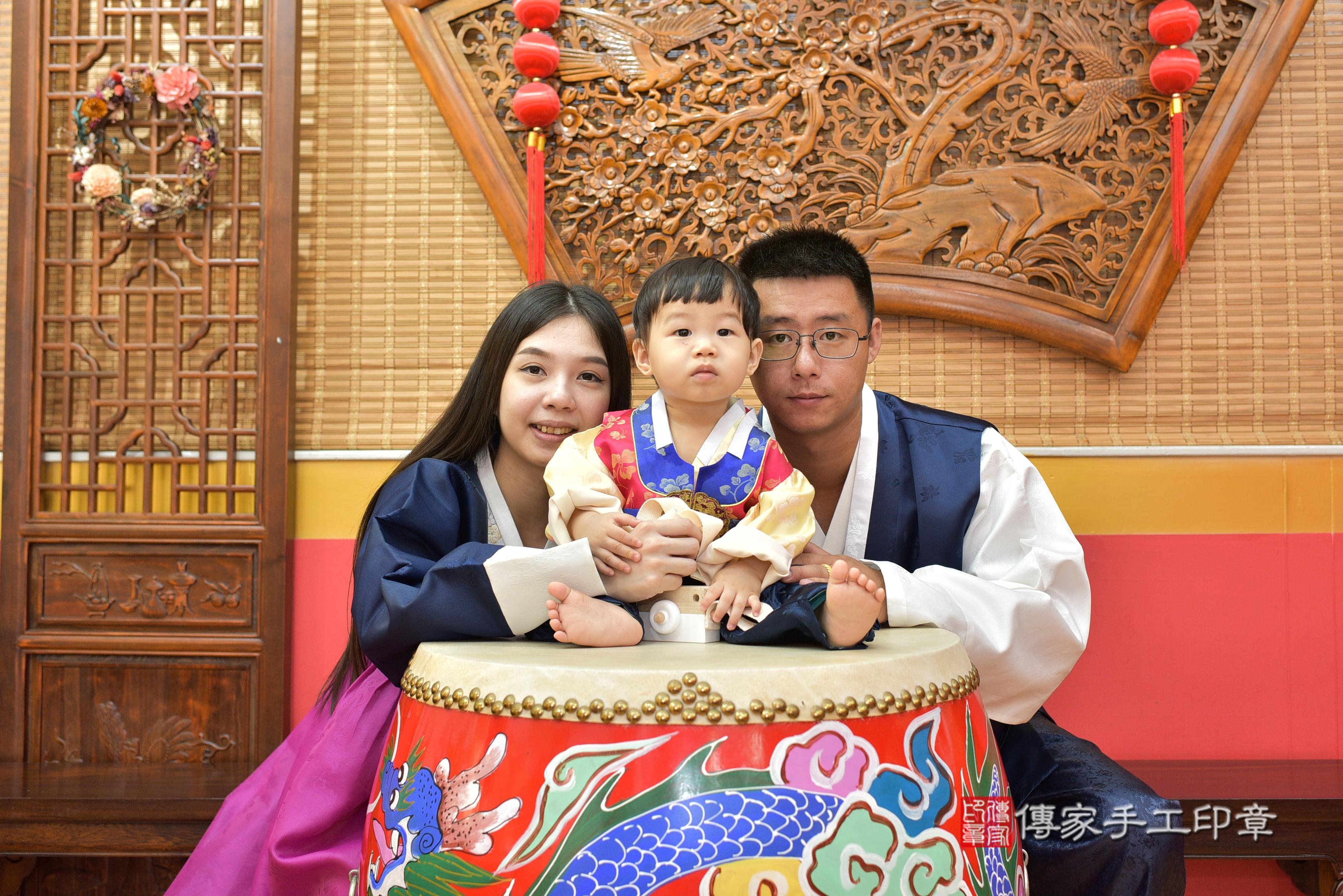 傳家手工印章桃園店、抓周、度脺、美式風會場、傳家嬰兒古禮、吉祥話、抓周道具物品24種、拍照。抓周證書。寶寶抓周、滿周歲、生日快樂、祝福 傳家手工印章桃園店、抓周、度脺、美式風會場、傳家嬰兒古禮、吉祥話、抓周道具物品24種、拍照。抓周證書。寶寶抓周、滿周歲、生日快樂、祝福