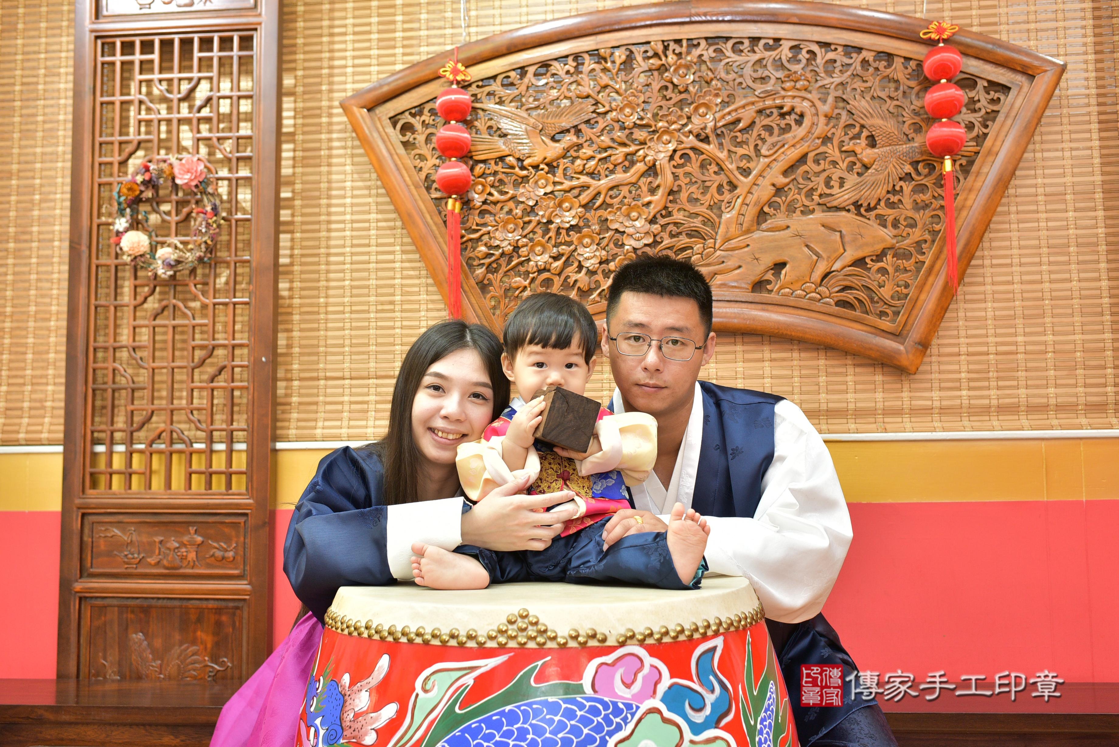 傳家手工印章桃園店、抓周、度脺、美式風會場、傳家嬰兒古禮、吉祥話、抓周道具物品24種、拍照。抓周證書。寶寶抓周、滿周歲、生日快樂、祝福 傳家手工印章桃園店、抓周、度脺、美式風會場、傳家嬰兒古禮、吉祥話、抓周道具物品24種、拍照。抓周證書。寶寶抓周、滿周歲、生日快樂、祝福