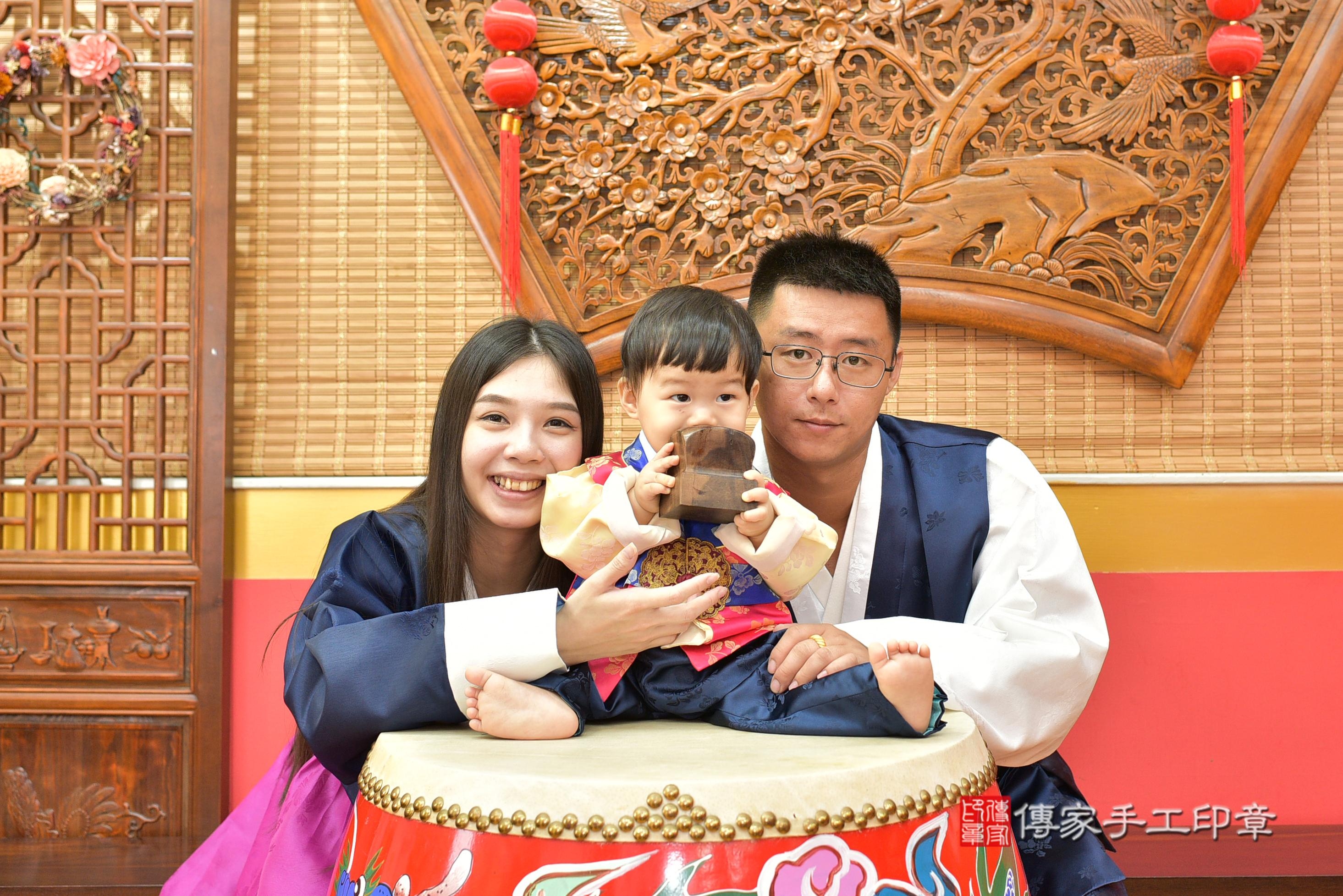 傳家手工印章桃園店、抓周、度脺、美式風會場、傳家嬰兒古禮、吉祥話、抓周道具物品24種、拍照。抓周證書。寶寶抓周、滿周歲、生日快樂、祝福 傳家手工印章桃園店、抓周、度脺、美式風會場、傳家嬰兒古禮、吉祥話、抓周道具物品24種、拍照。抓周證書。寶寶抓周、滿周歲、生日快樂、祝福