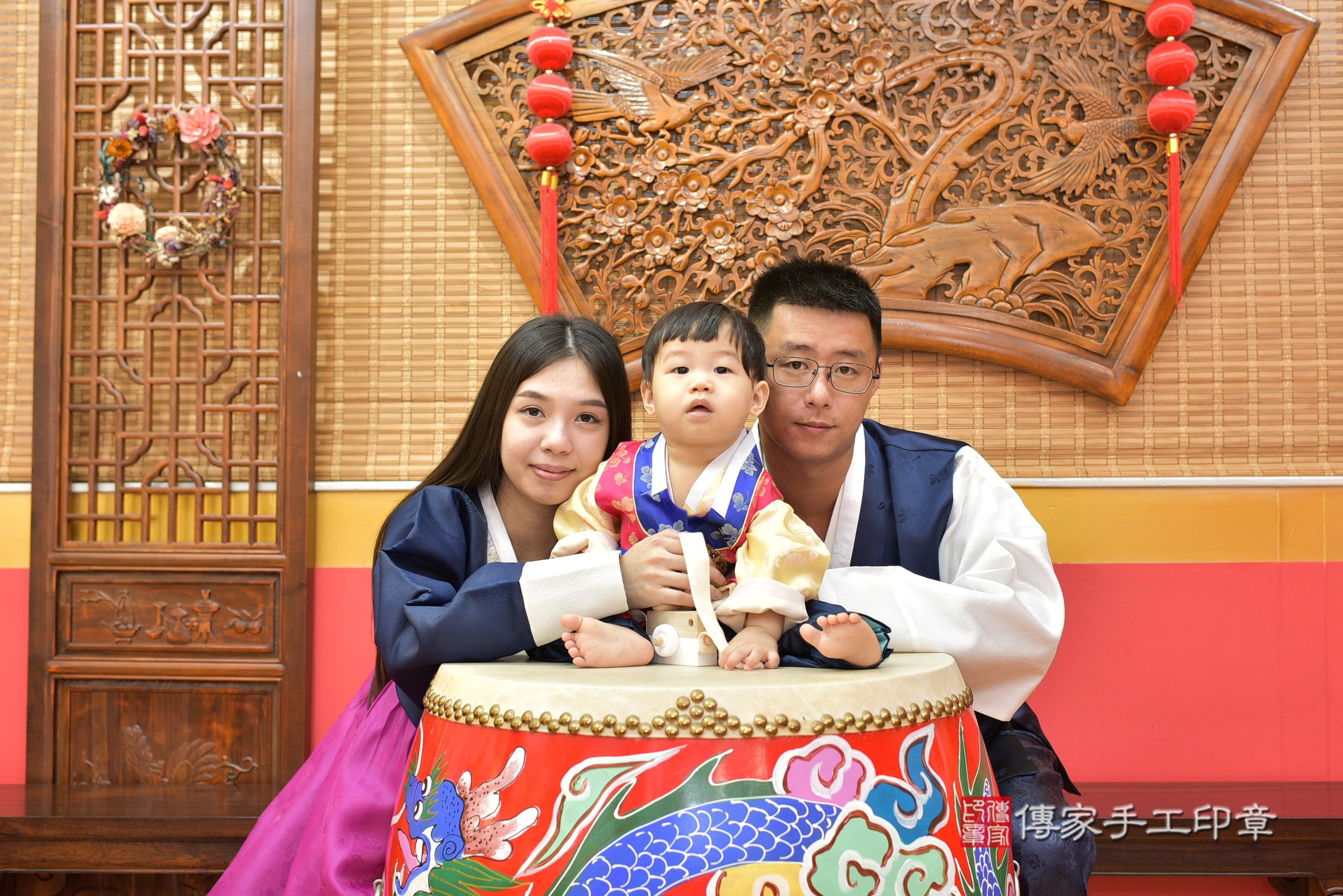 傳家手工印章桃園店、抓周、度脺、美式風會場、傳家嬰兒古禮、吉祥話、抓周道具物品24種、拍照。抓周證書。寶寶抓周、滿周歲、生日快樂、祝福 傳家手工印章桃園店、抓周、度脺、美式風會場、傳家嬰兒古禮、吉祥話、抓周道具物品24種、拍照。抓周證書。寶寶抓周、滿周歲、生日快樂、祝福